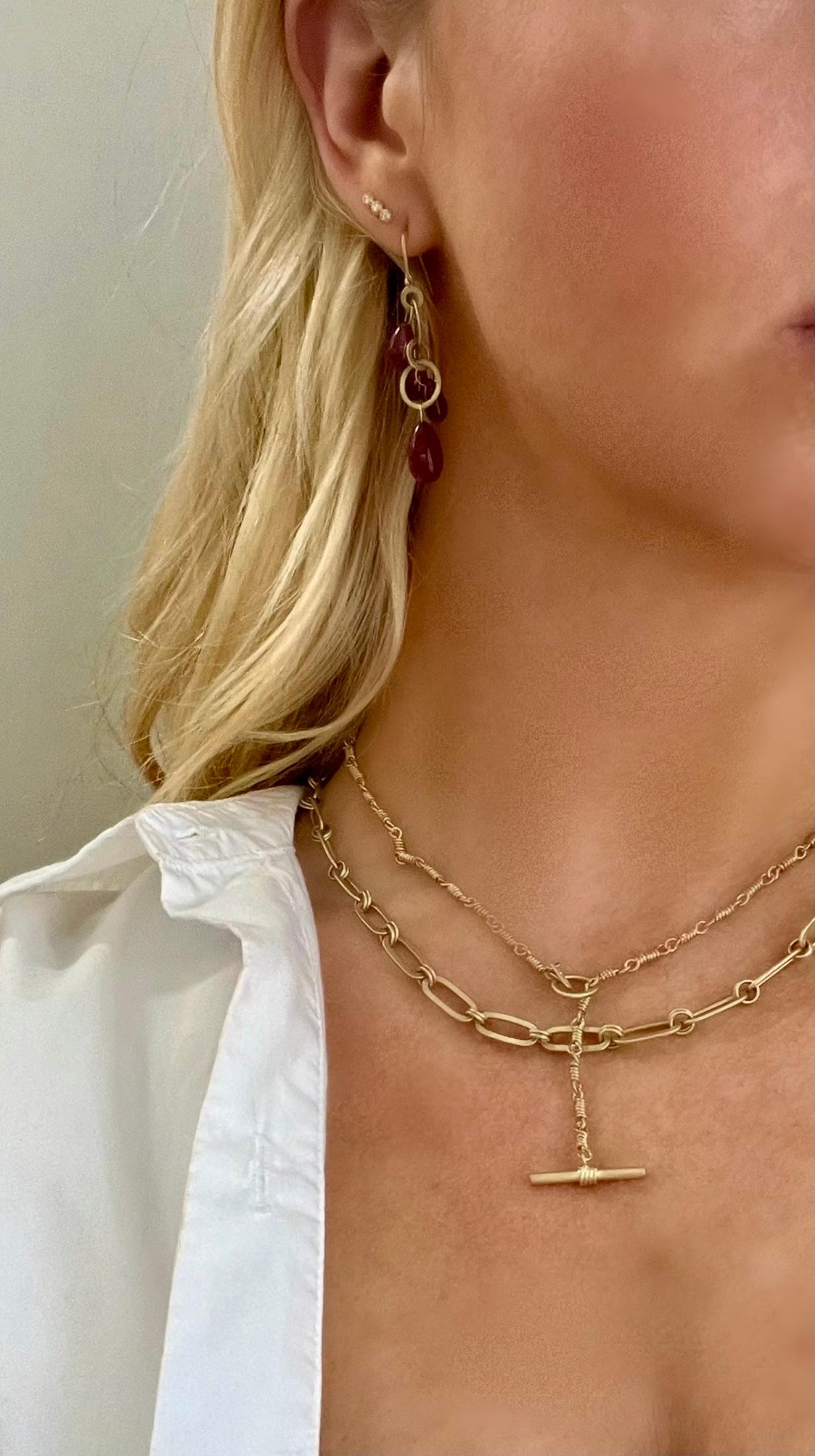 Contemporaneo Orecchini in oro 18 carati con mini rubino briolette a più Looping in vendita
