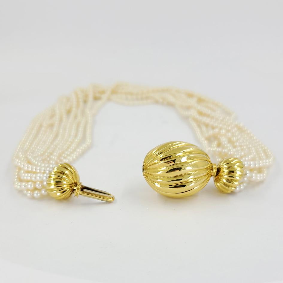 Halskette aus 18 Karat Gelbgold mit 10 Strängen aus 3,5-mm-Zuchtperlen. Tragen Sie gerade auf 16 Zoll lang, oder Twist zu verkürzen in Choker Länge. Verdeckte Sicherheitsschließe.