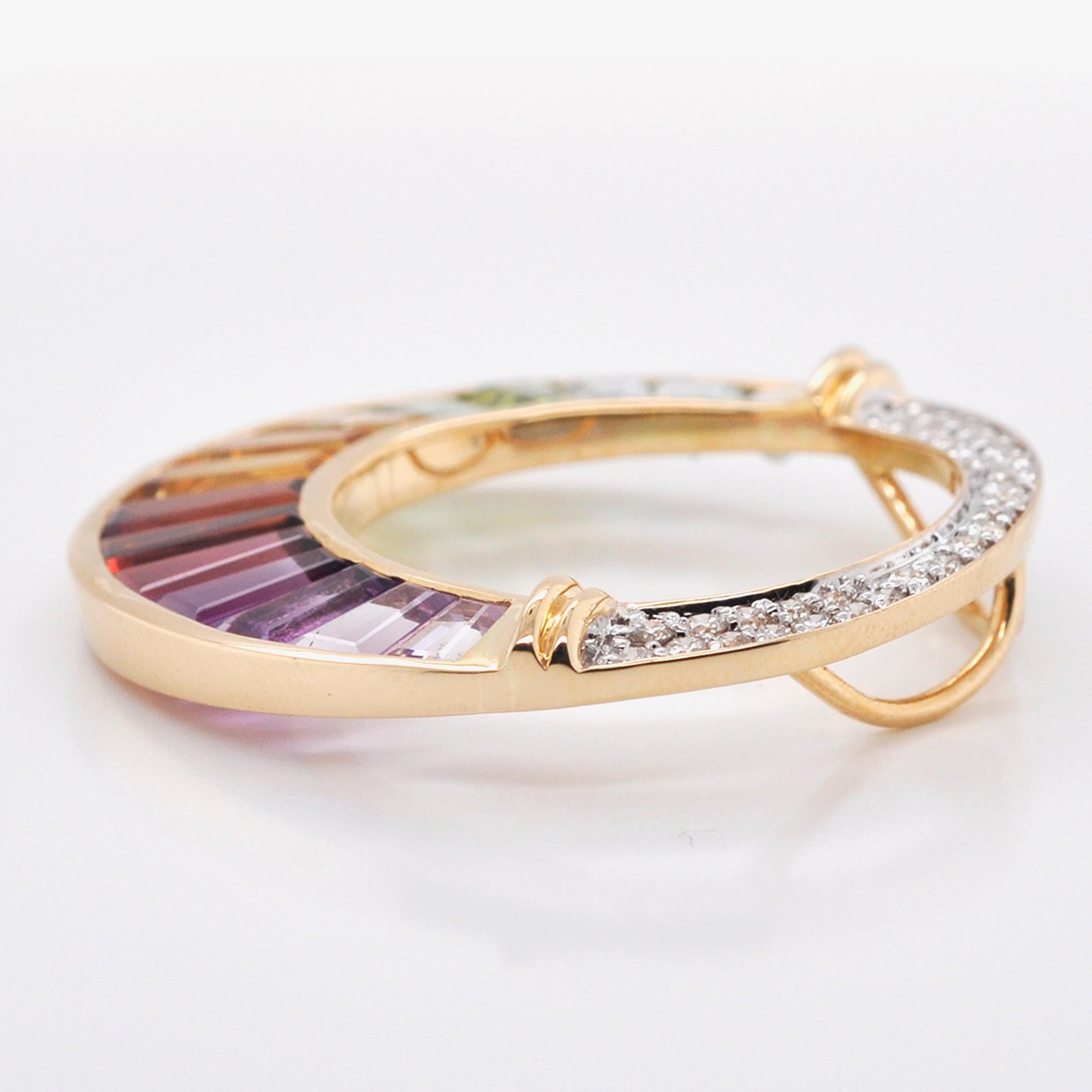 Collier pendentif broche circulaire en or 18 carats avec pierres précieuses arc-en-ciel et diamants baguettes en vente 3