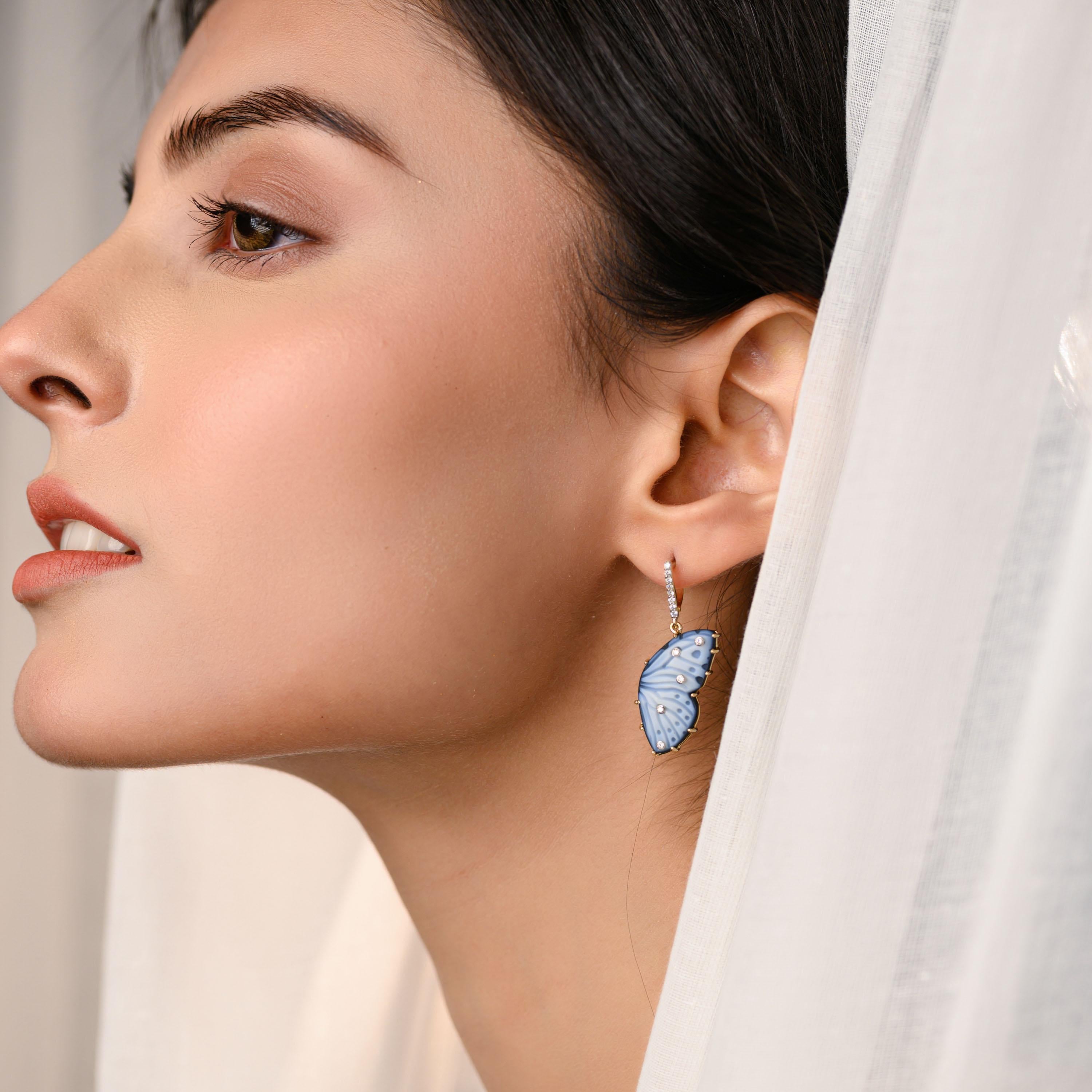 Boucles d'oreilles pendantes en or jaune 18 carats, agate naturelle, papillon sculpté à la main et diamant.

Alliance parfaite de la beauté de la nature et du luxe, ces boucles d'oreilles capturent l'allure délicate des ailes de papillon, avec un