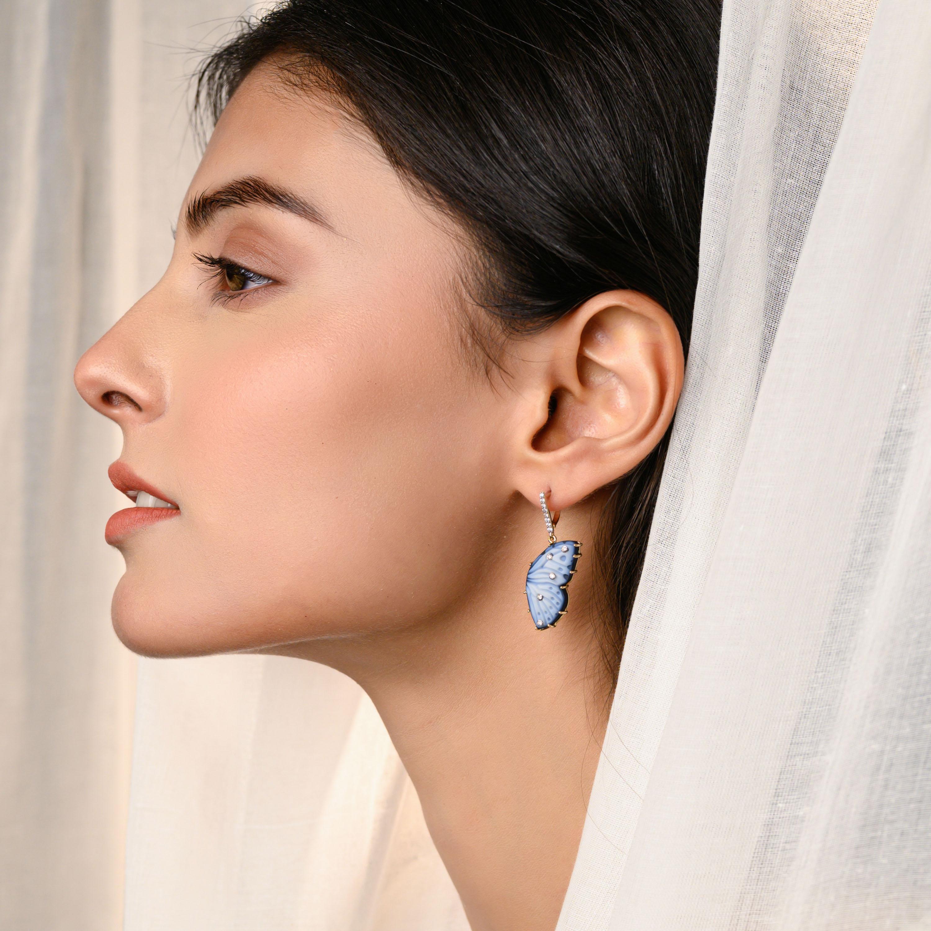 Contemporain Pendants d'oreilles en or 18 carats, agate naturelle sculptée à la main, papillon et diamant en vente