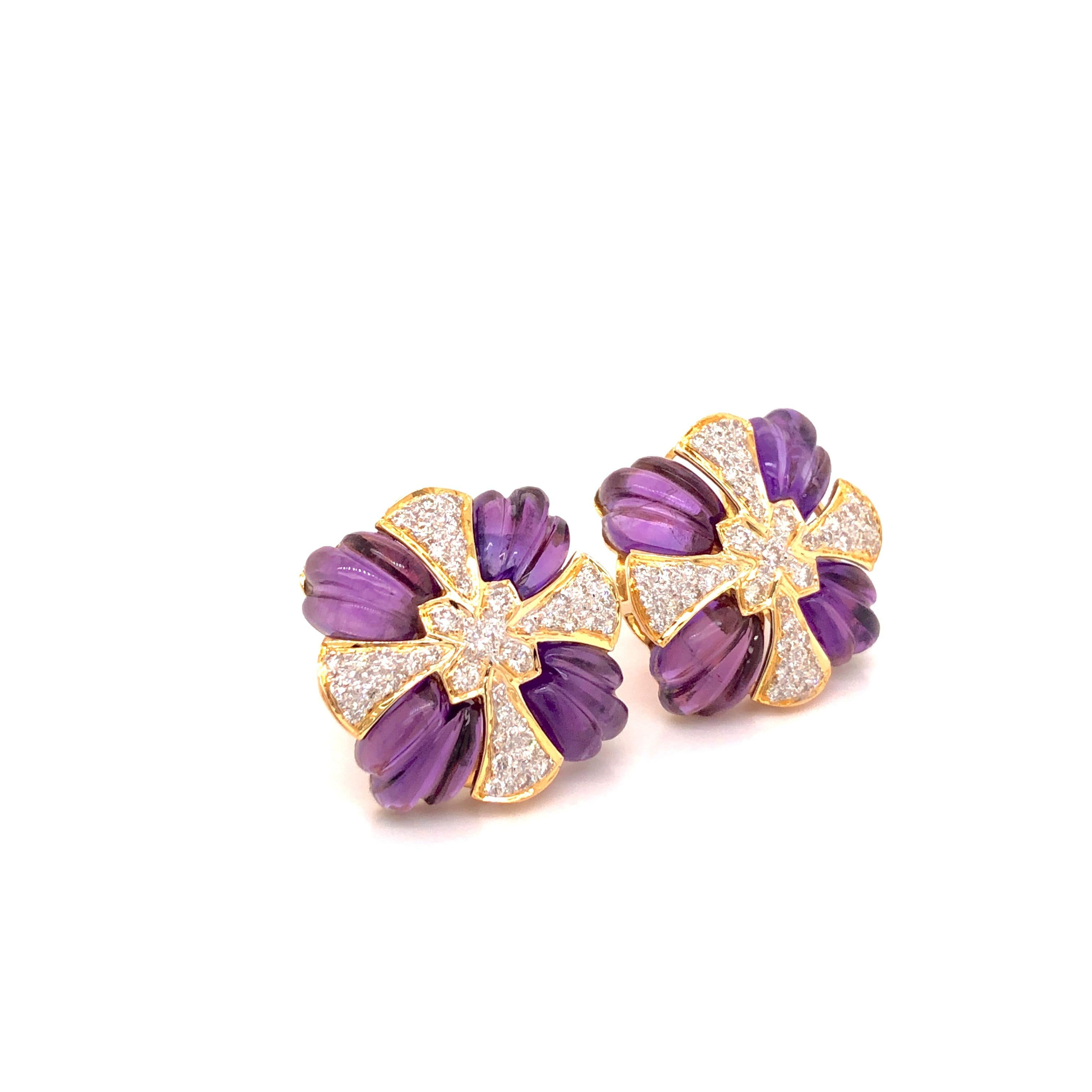 18 Karat Gold Natürliche Amethyst-Schnitzerei mit Diamant-Ohrsteckern  Damen im Angebot