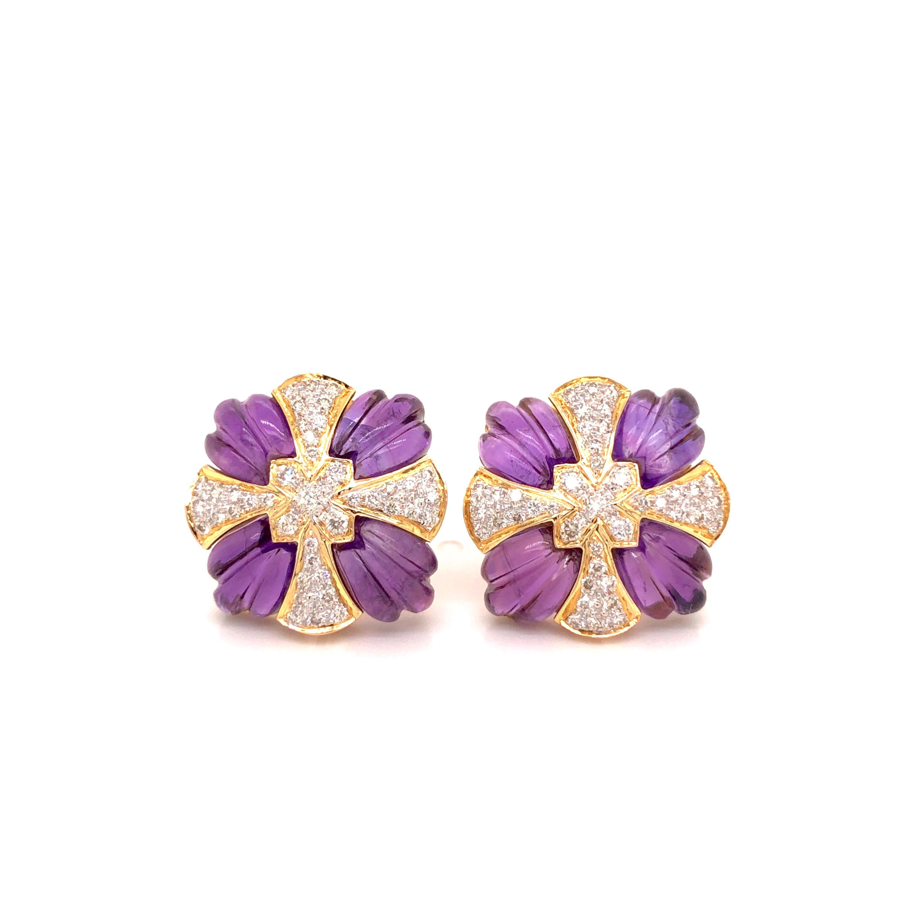 18 Karat Gold Natürliche Amethyst-Schnitzerei mit Diamant-Ohrsteckern  im Angebot 1