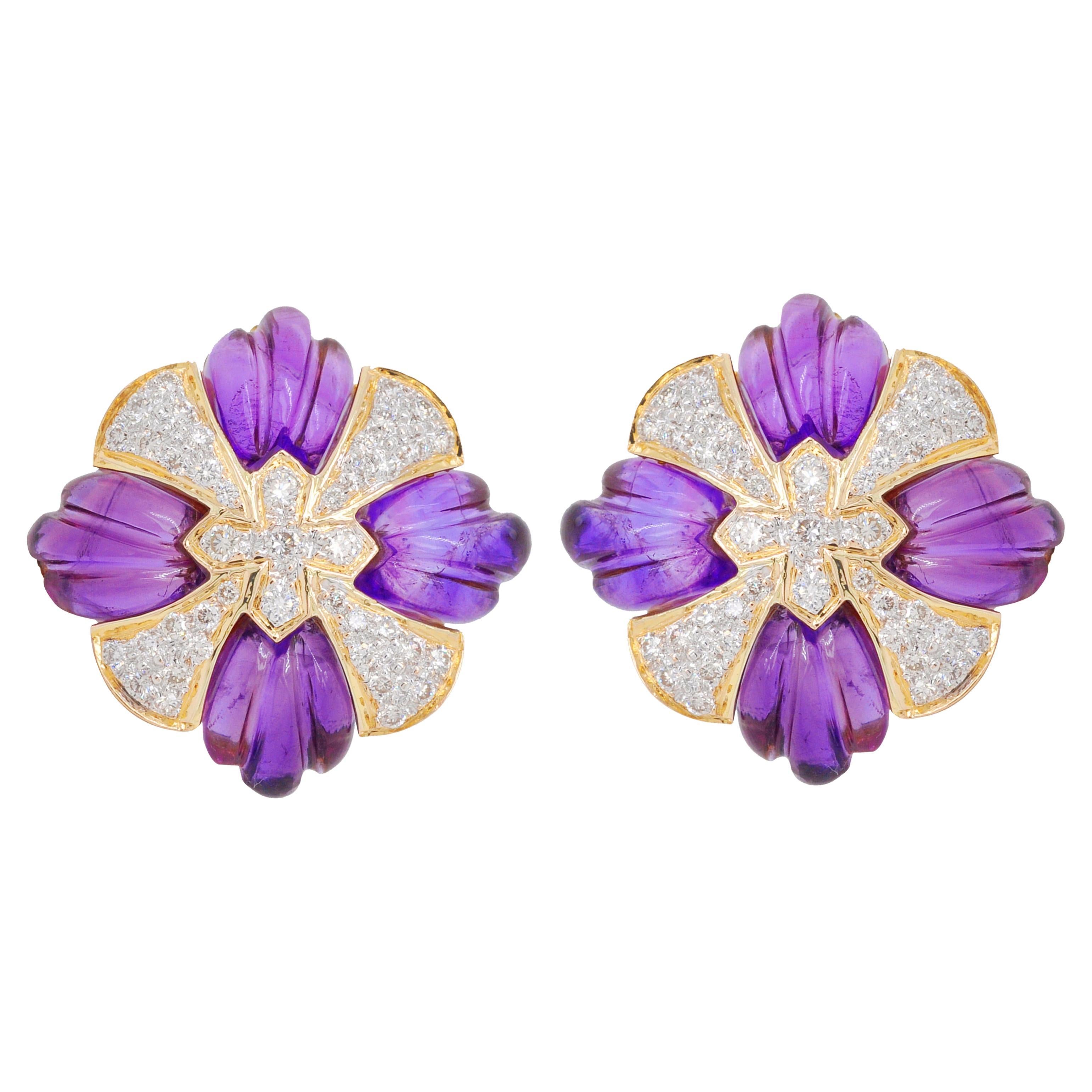 18 Karat Gold Natürliche Amethyst-Schnitzerei mit Diamant-Ohrsteckern
