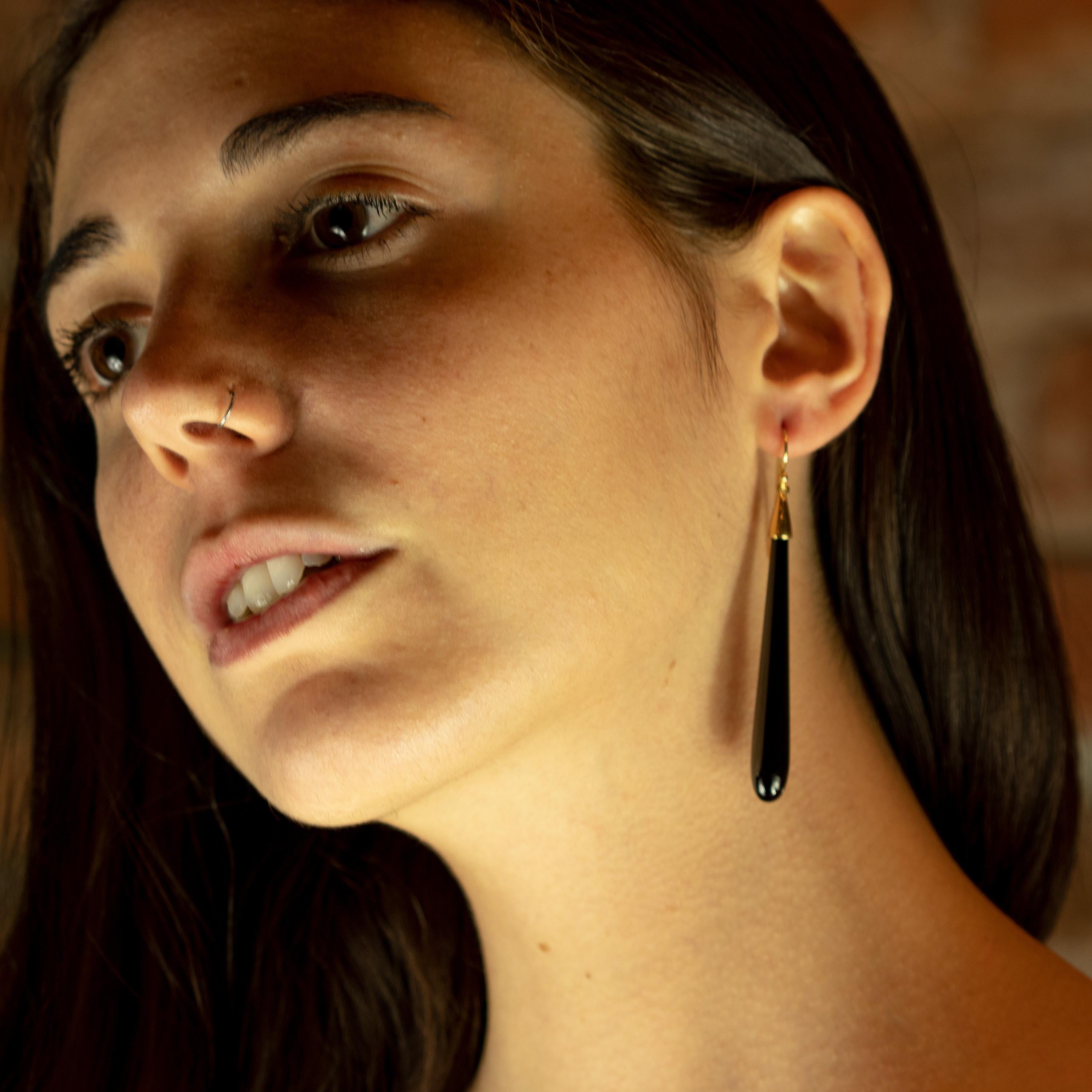 Orecchini a goccia di agata nera incantati, sostenuti da un cono/triangolo in oro giallo 18 carati con delicati dettagli intagliati che terminano con un pendente. Modern tear disegna gioielli che combinano forme voluminose con pietre meravigliose,