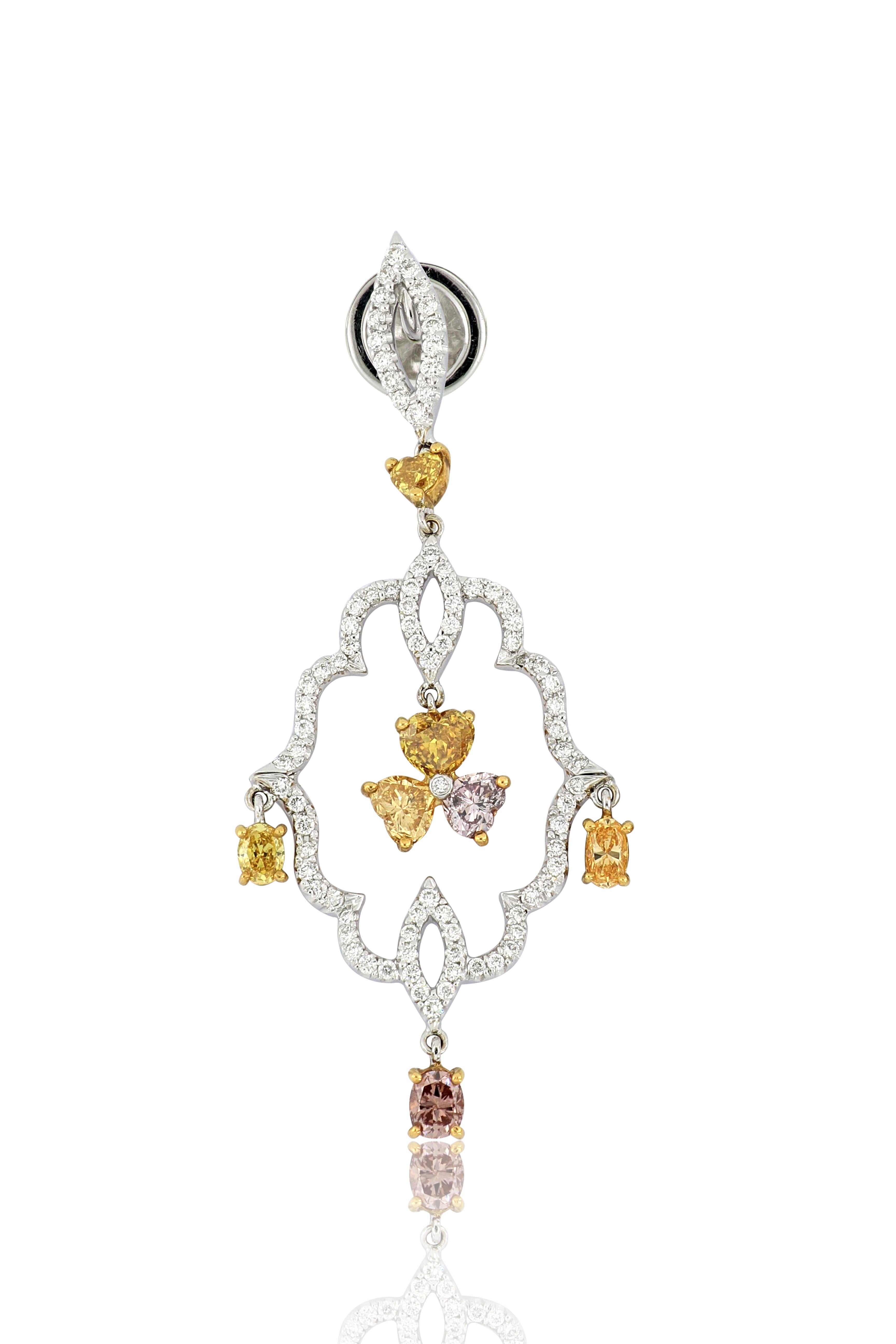 Fabuloso par de pendientes colgantes de diamantes, engastados con diamantes naturales de color amarillo fantasía y rosa violáceo de 1,99 quilates, con diamantes brillantes de 1,68 quilates , montados en oro blanco de 18 quilates. Acompañado de