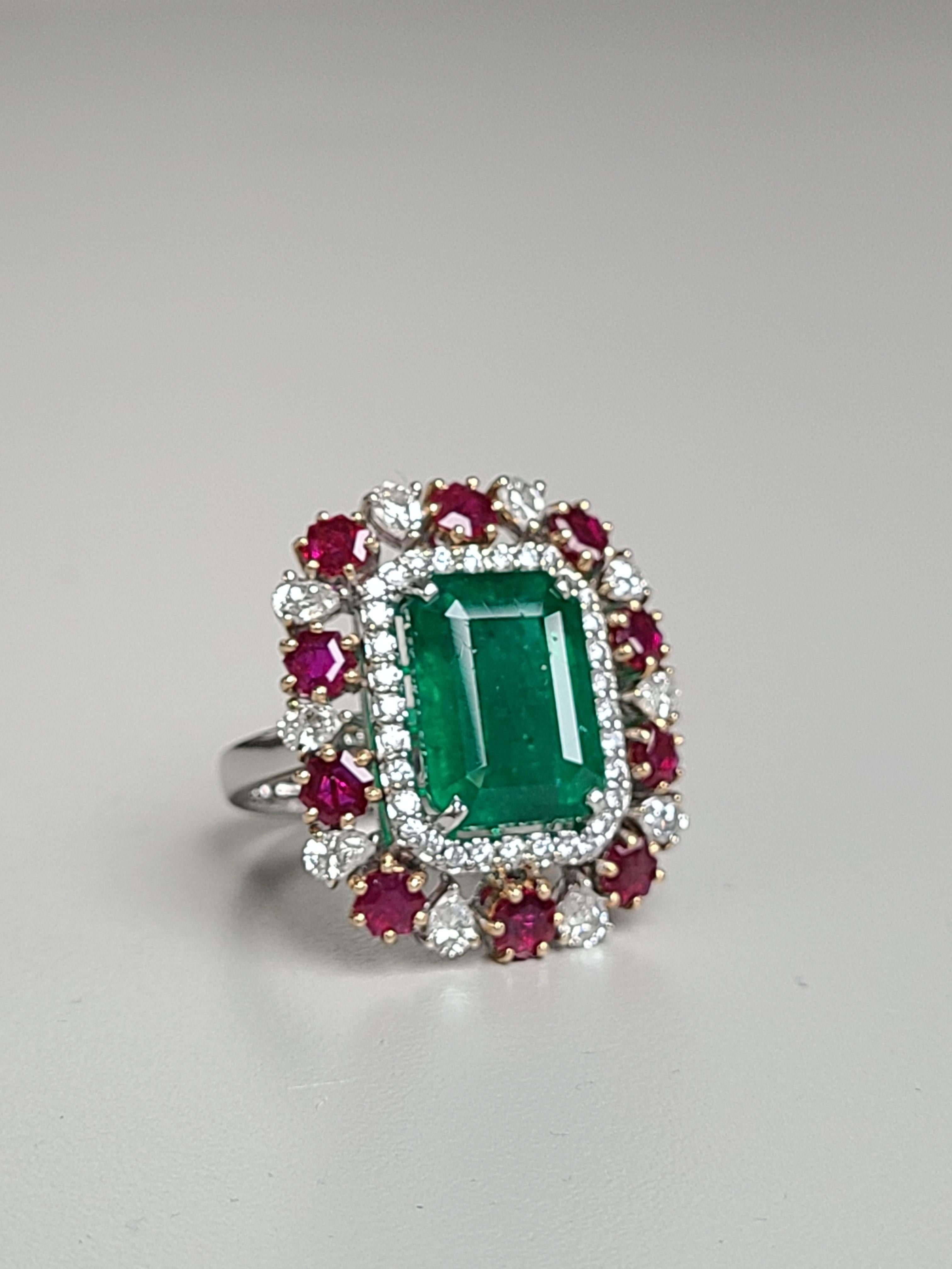 Eine schöne Multi Farbe Ring mit natürlichen Smaragd aus Sambia und unheat Rubine aus Mosambik gesetzt. kombiniert Farbstein Gewicht ist 9::726 Karat:: Diamant Gewicht ist .85 Karat. US-Ringgröße 6 1/2:: kann auf Anfrage geändert werden.