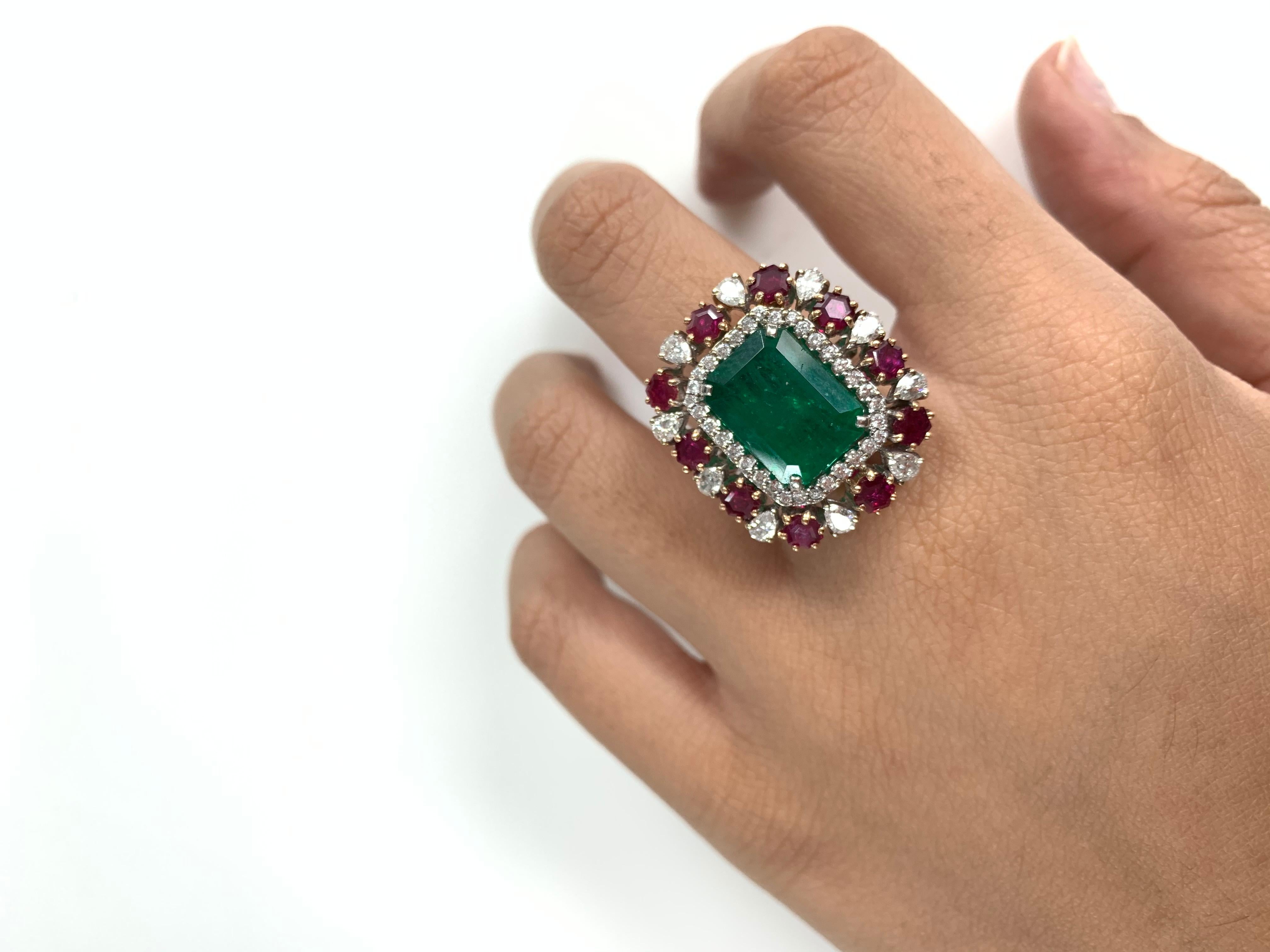 18 Karat Gold:: natürlicher Smaragd und unbehandelter Rubinring mit Diamanten 3