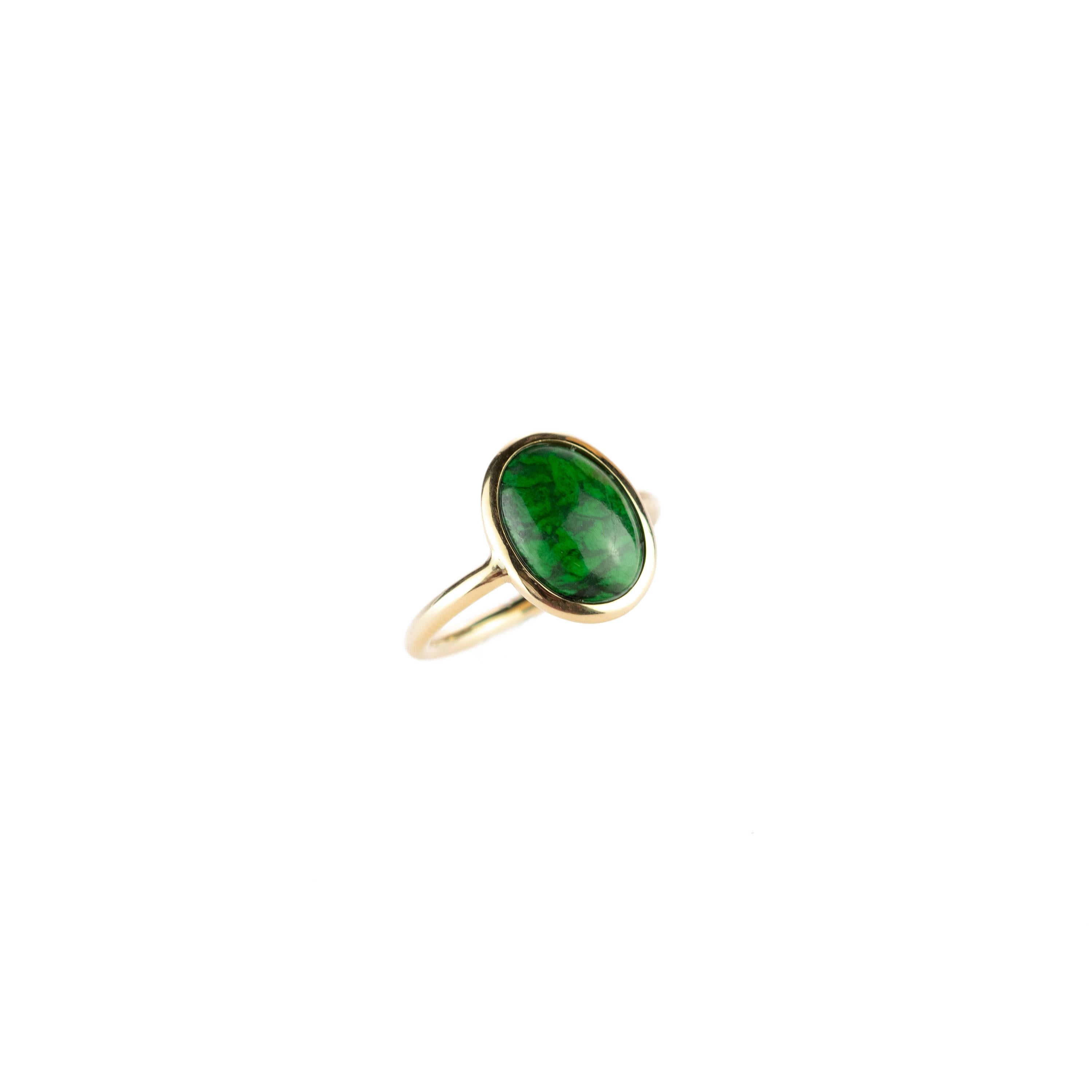 Art nouveau Bague cocktail en or 18 carats avec cabochon ovale central vert jade naturel pour femme de style Boho en vente