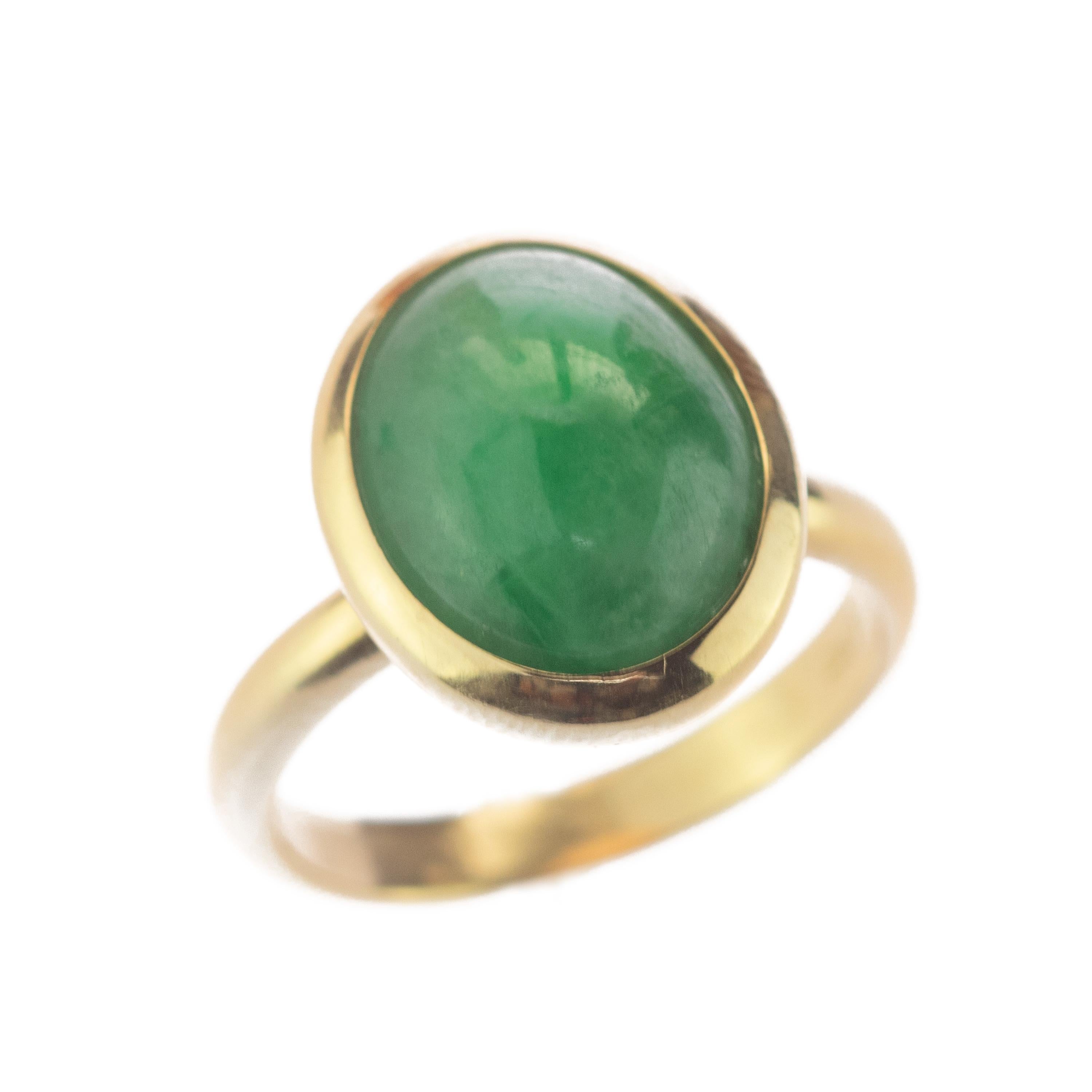18 Karat Gold Natürliche Jade Grün Zentral Oval Cabochon Boho Frau Cocktail Ring im Angebot 2