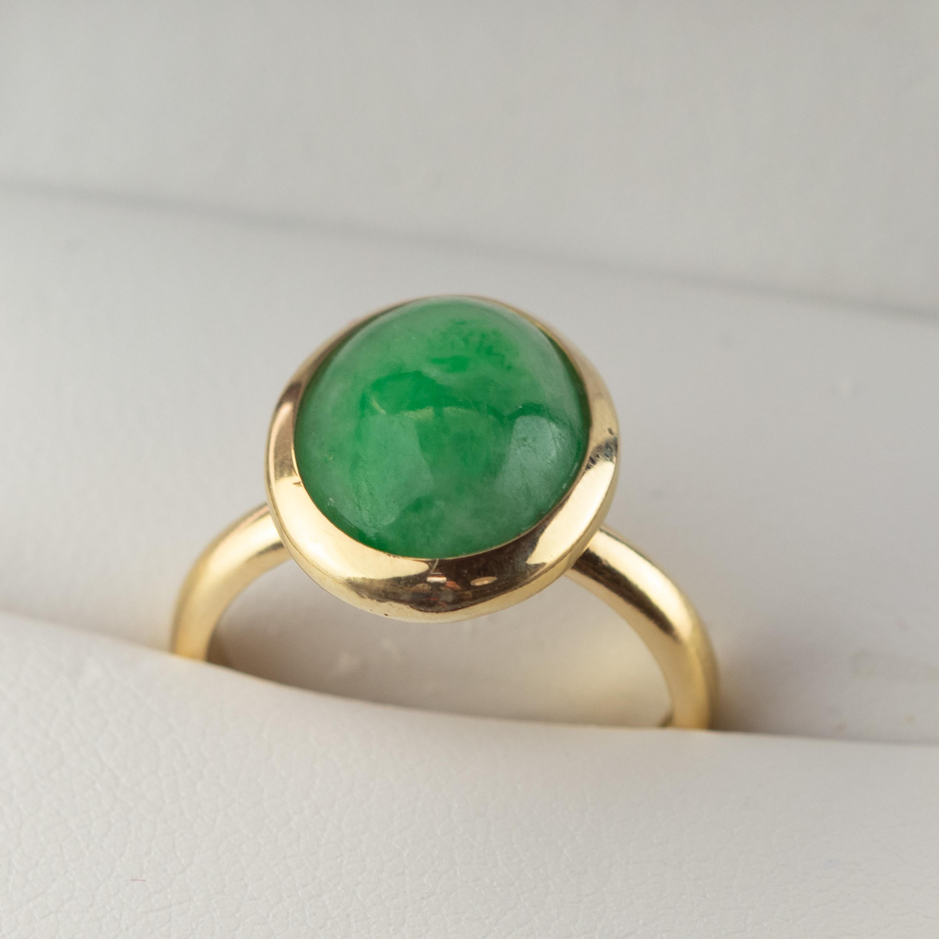 18 Karat Gold Natural Jade Green Central Oval Cabochon Boho Woman Cocktail Ring For Sale 1
