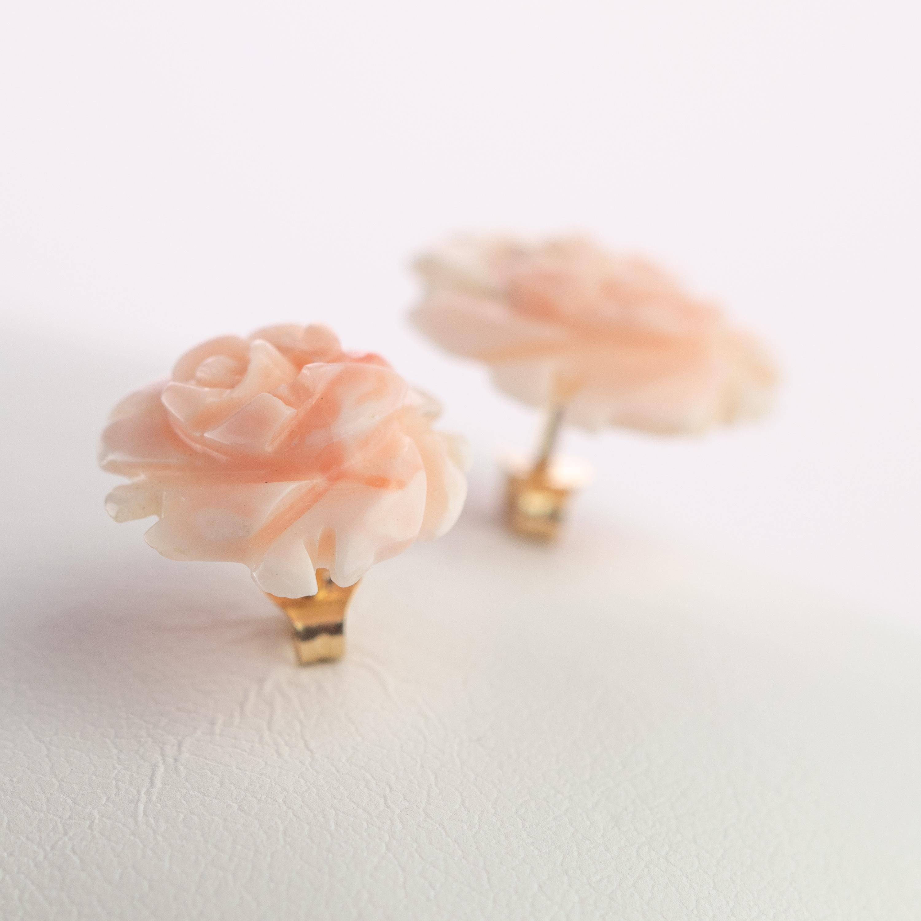 Erstaunliche und süße rosa Rosen-Ohrringe. Natürliche Koralle geschnitzt Blütenblätter, die die italienische handgefertigten traditionellen Schmuck Arbeit zu evozieren. Einzigartige Rosenschnitzereien aus hochwertiger Koralle für den typischen