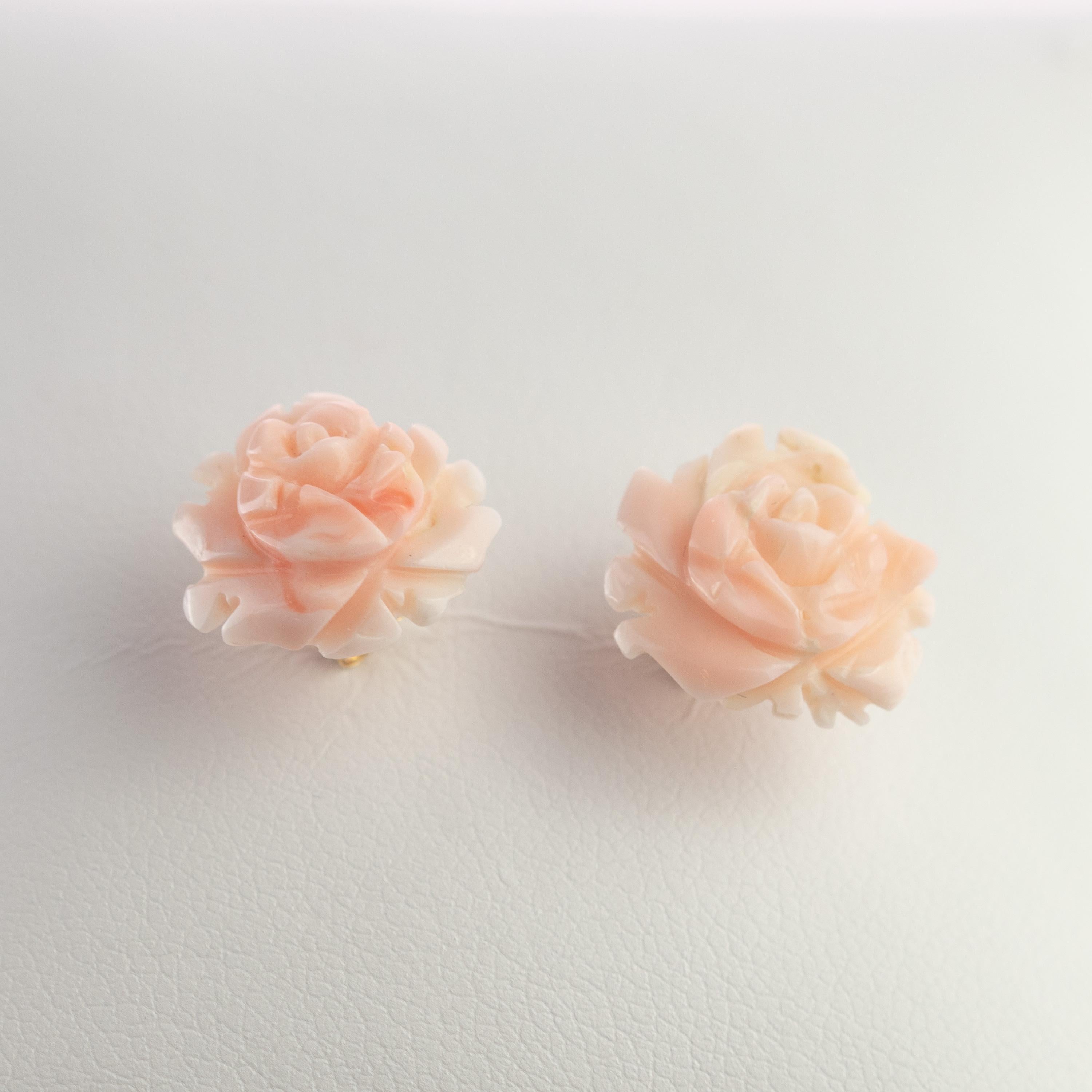 14 Karat Gold nat�ürliche rosa Koralle geschnitzt Rose Blume Ohrstecker gemacht Crafted Ohrringe im Zustand „Neu“ im Angebot in Milano, IT