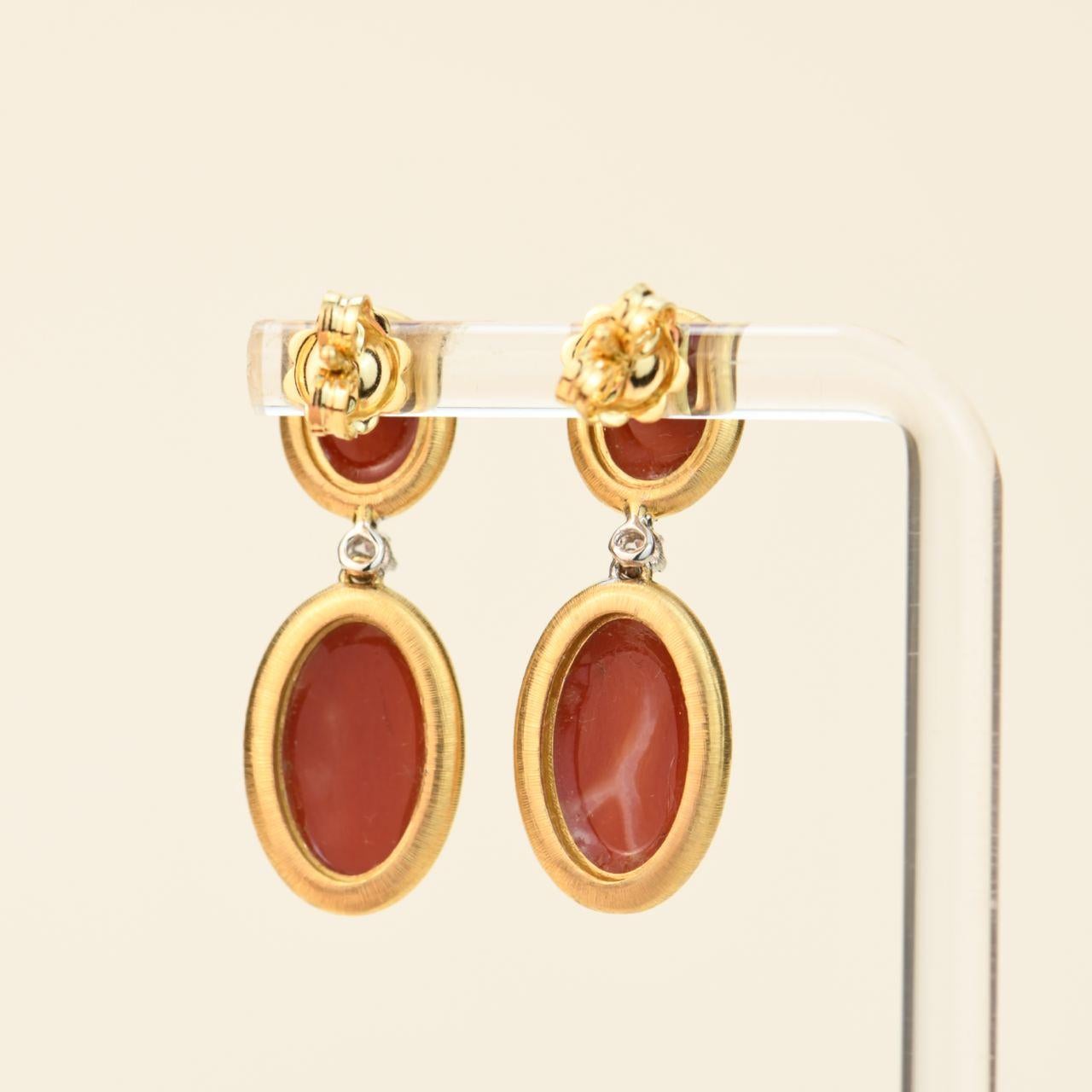 Pendants d'oreilles en or 18 carats, corail rouge naturel et diamants en vente 1