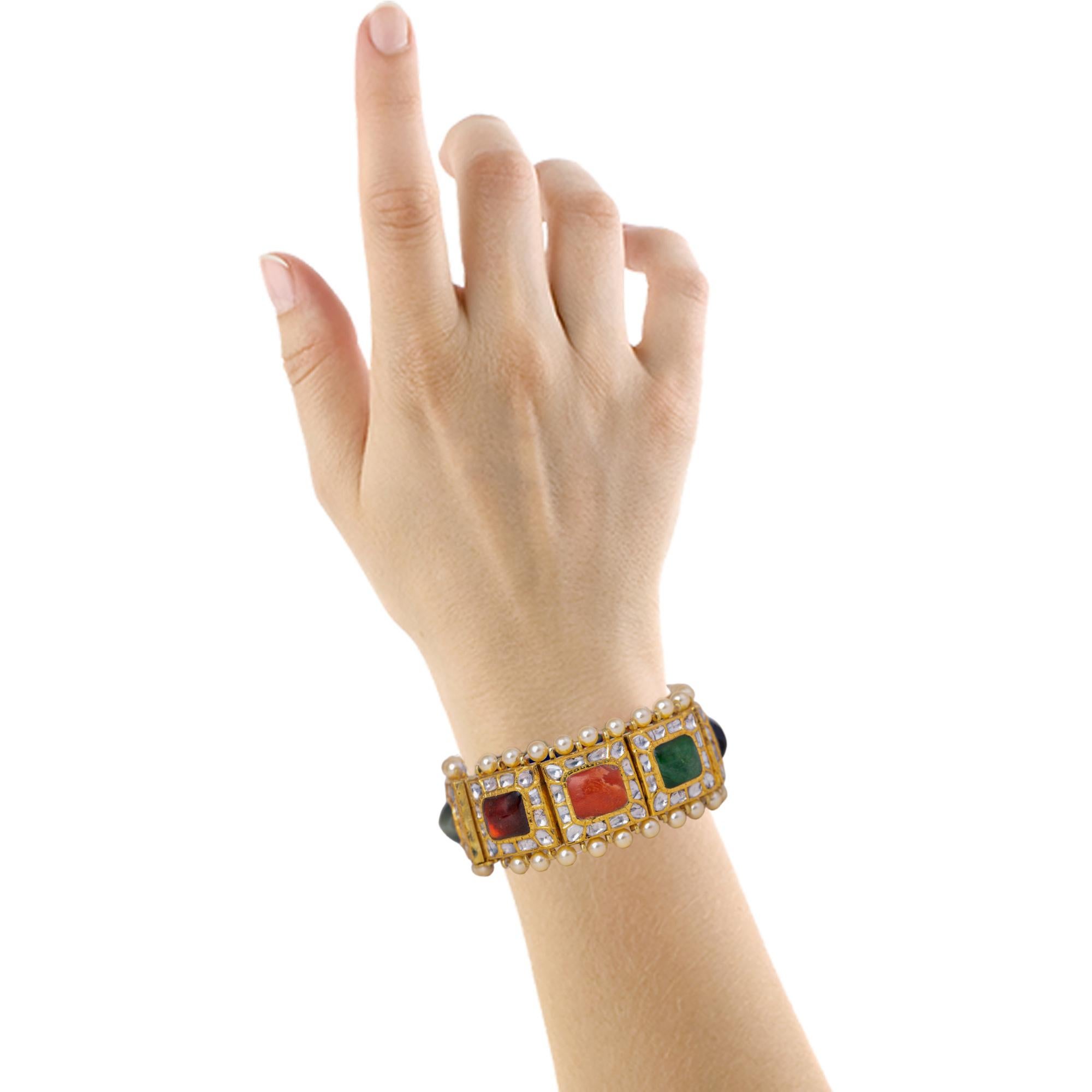 Anglo-indien Bracelet artisanal d'affirmation en or 18 carats avec neuf pierres précieuses en vente