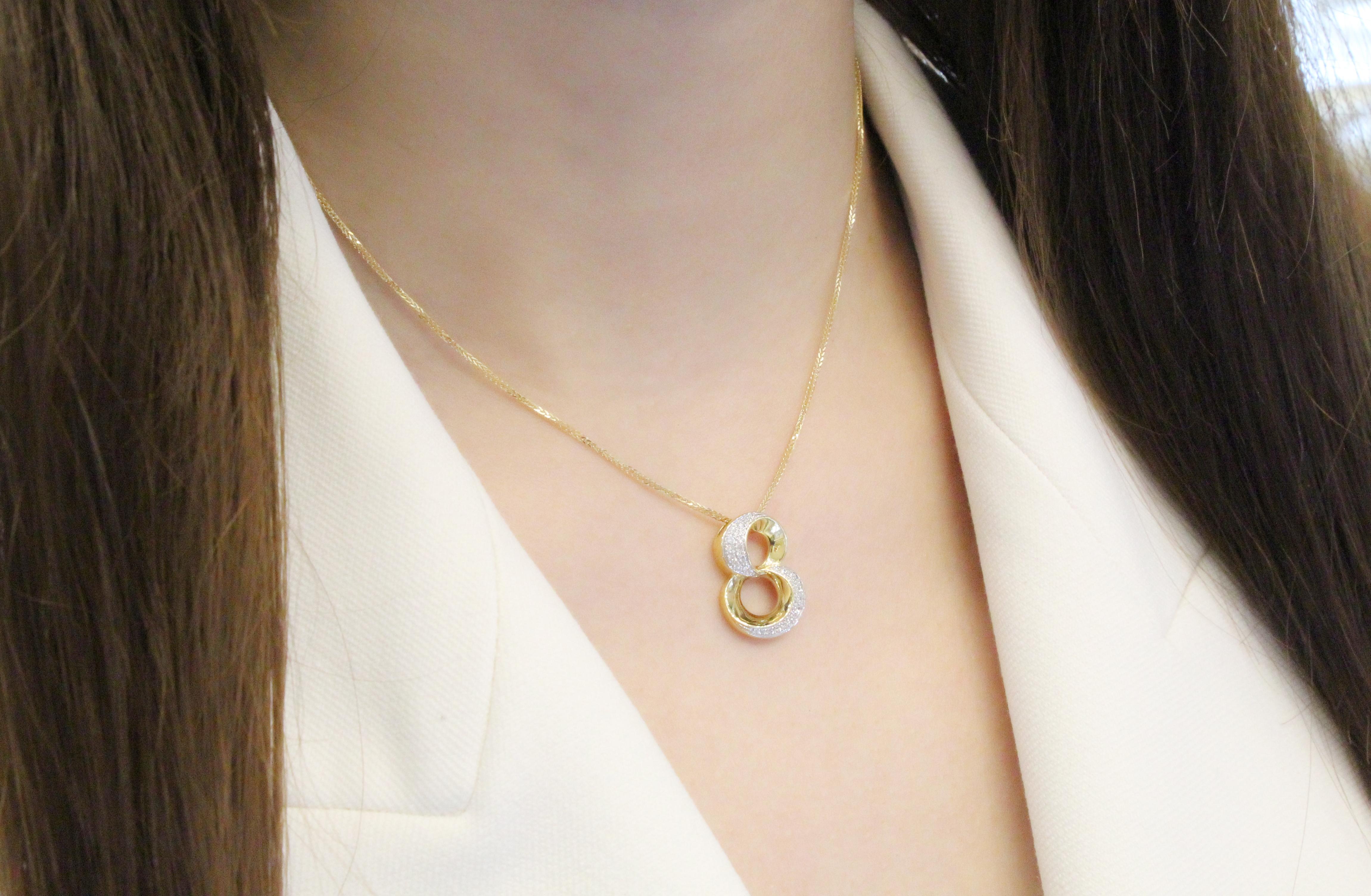 18 Karat Gold Number “8” Diamond Pendant with Necklace In New Condition For Sale In Macau, MO