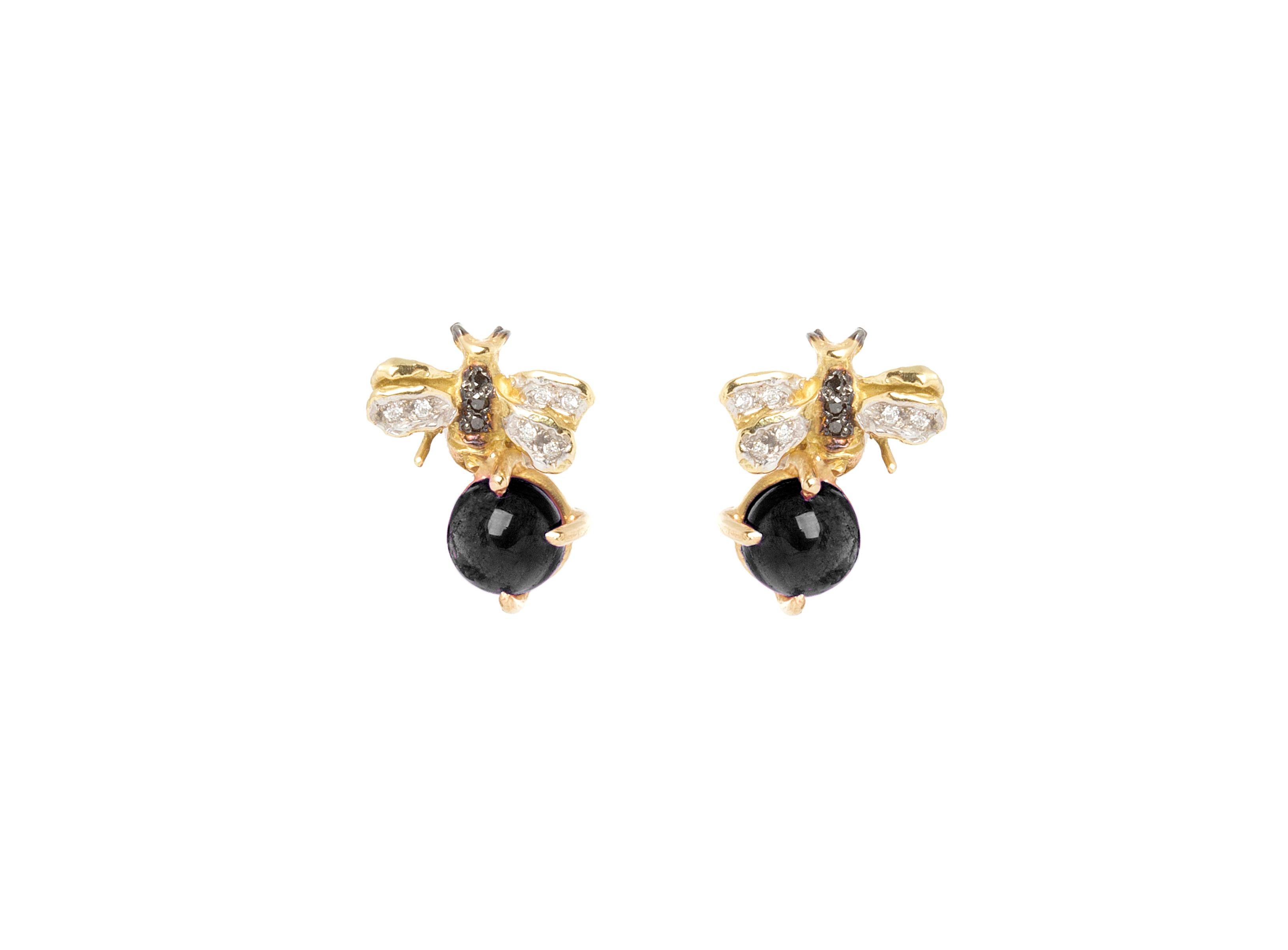 Modern 18 Karat Gold Onyx 0.10 Karat White 0.06 Karat Black Diamond Bees Stud Earrings For Sale