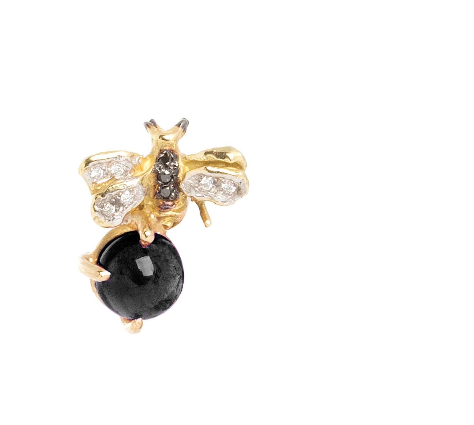 Round Cut 18 Karat Gold Onyx 0.10 Karat White 0.06 Karat Black Diamond Bees Stud Earrings For Sale