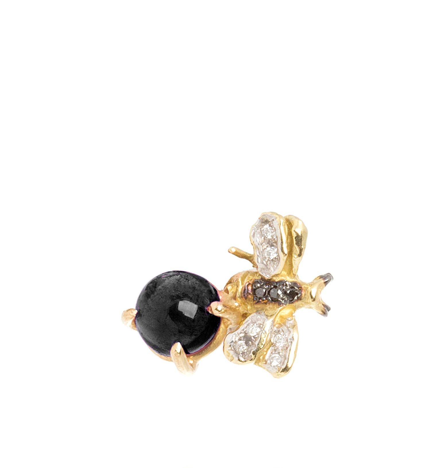 Modern 18 Karat Gold Onyx 0.10 Carat White 0.06 Carat Black Diamond Bees Stud Earrings For Sale