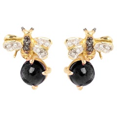 Clous d'oreilles en or 18 carats, onyx et diamants blancs 0,10 carat et noirs 0,06 carat, en forme d'abeilles