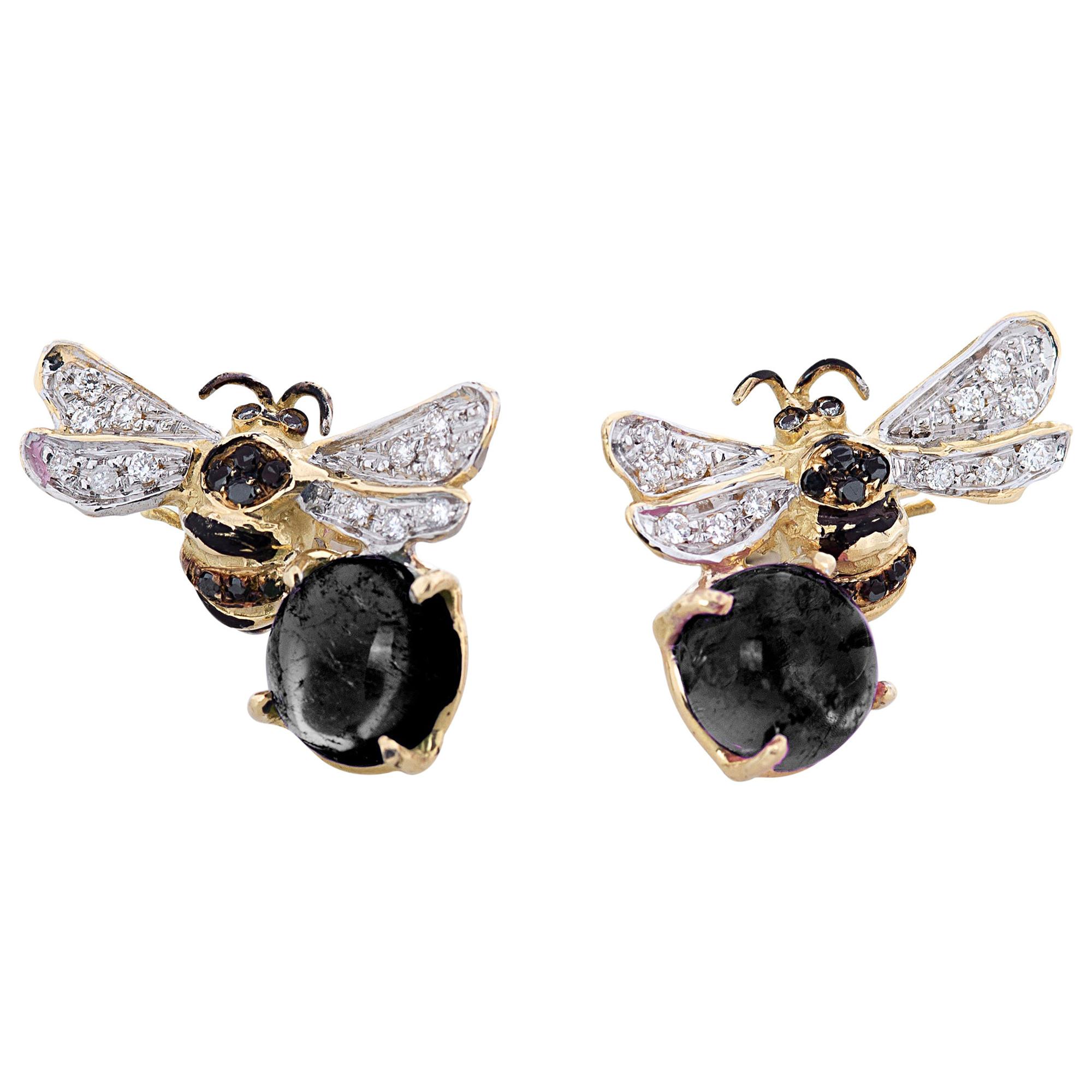 Clous d'oreilles en or 18 carats, onyx 0,16 carat, diamants blancs et noirs 0,18 carat, en forme d'abeilles