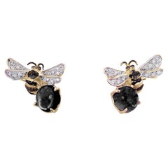 Clous d'oreilles en or 18 carats, onyx 0,16 carat, diamants blancs et noirs 0,18 carat, en forme d'abeilles