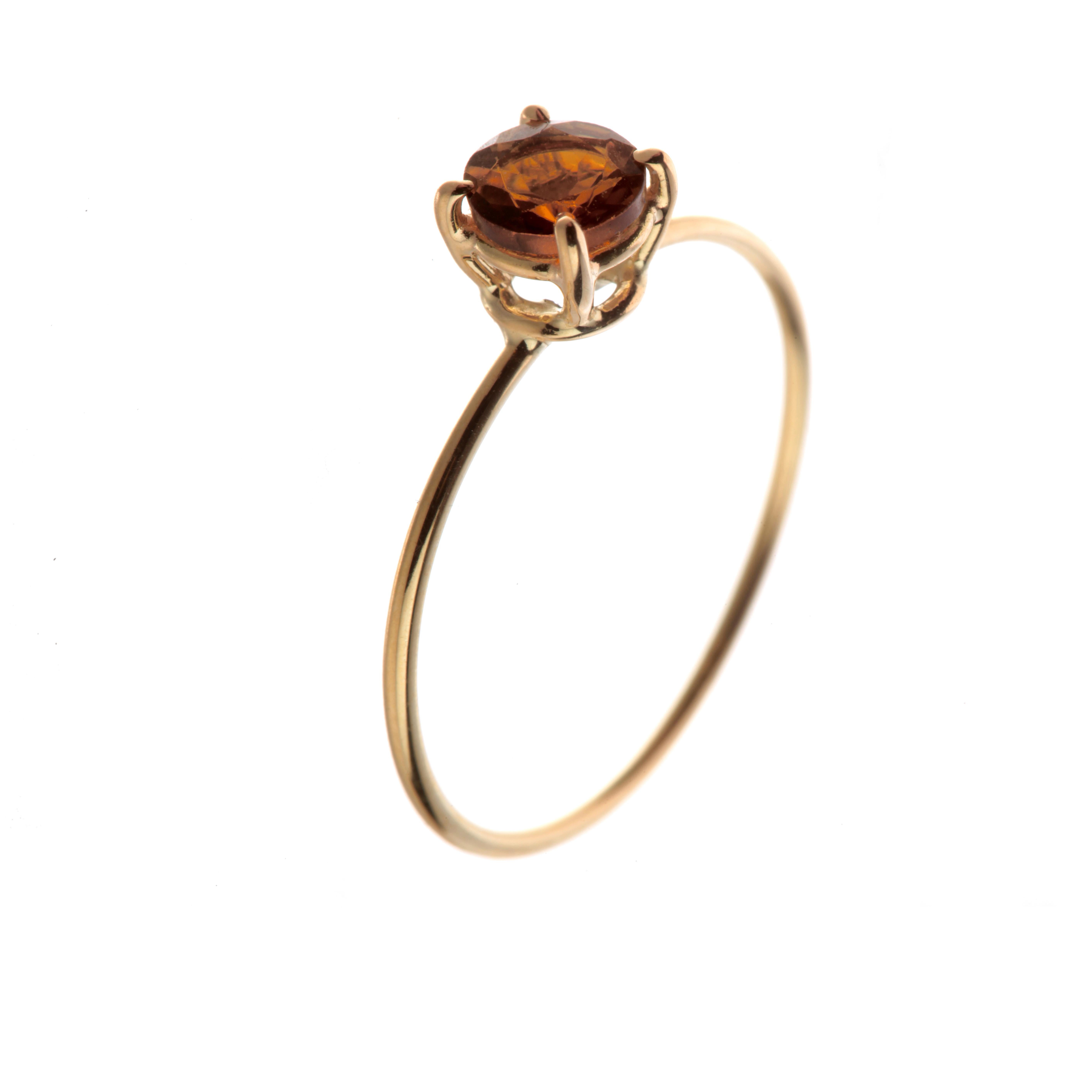Bijoux Signature INTINI Jewels en tourmaline orange. Bague moderne et élégante en or jaune 18 carats avec une coupe brillante et de minuscules griffes qui ornent l'anneau. Bague de cocktail chic et moderne

La tourmaline que l'on trouve dans les