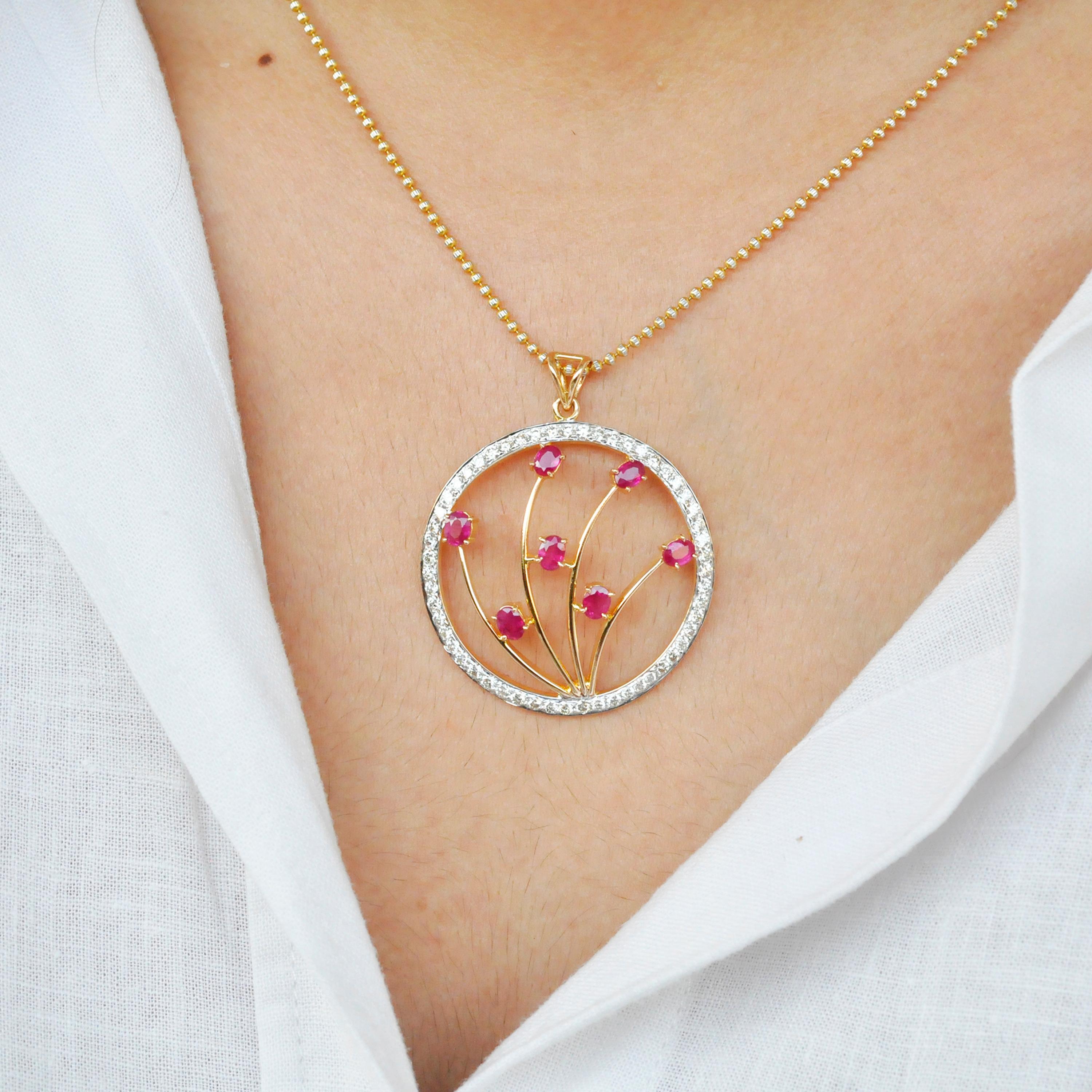 18 Karat Gold Oval Rubin Diamant Kreis Anhänger Halskette.

Eine moderne Diamant-Rubin-Kreis-Anhänger-Halskette ist perfekt für Ihren Alltag. Die Rubine sind oval, 4x3 mm groß, extrem glänzend und von angenehmer rosa-roter Farbe, die sich durch den