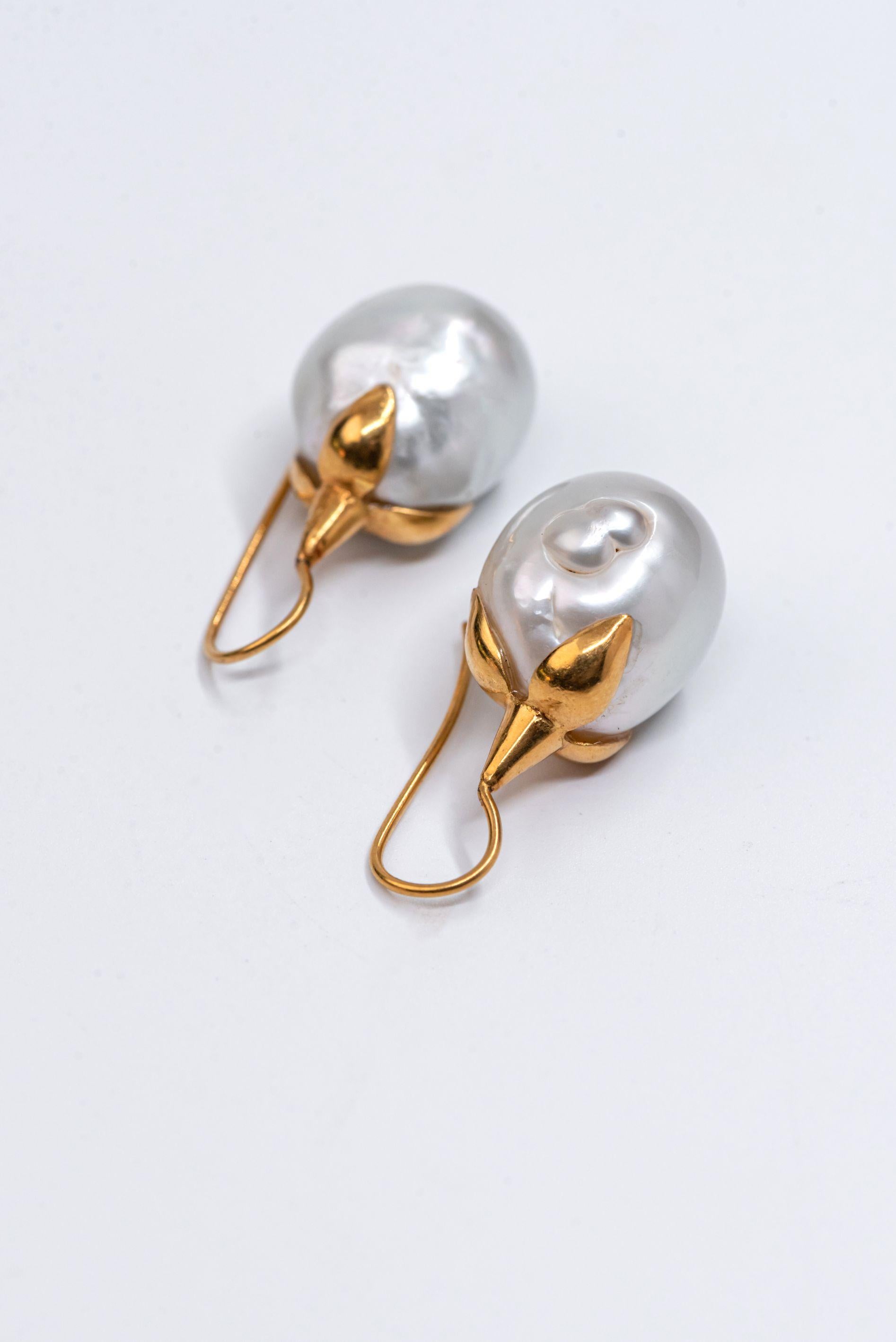 18 Karat Gold Oversized Baroque South Sea Pearl Dangle Earring In New Condition For Sale In Singapore, SG