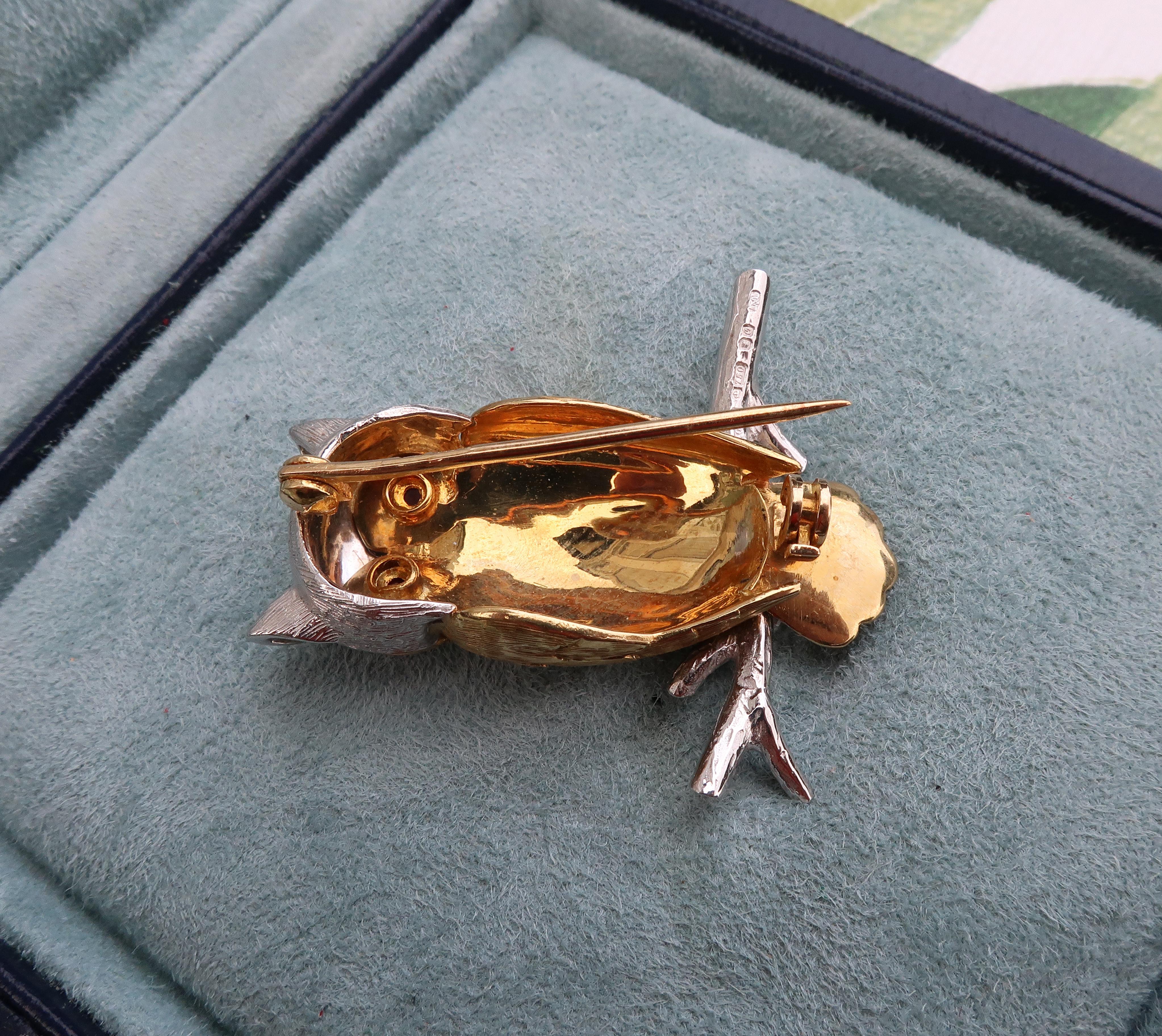 18 Karat Gold Owl Brooch with Ruby Eyes In Good Condition In East Grinstead, GB