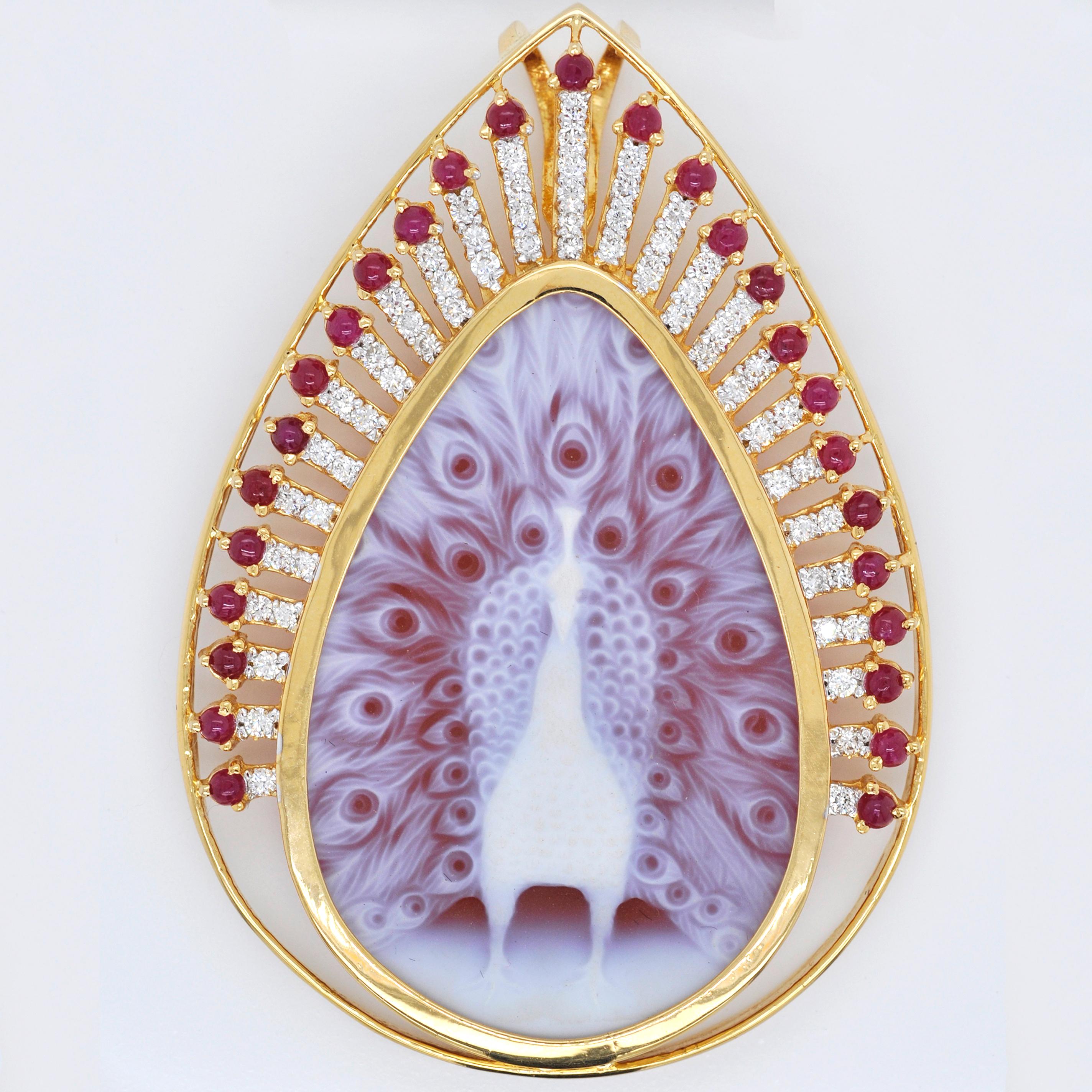 18 Karat Gold Peacock Agate Cameo Ruby Diamond Pendant Brooch In New Condition For Sale In Jaipur, Rajasthan