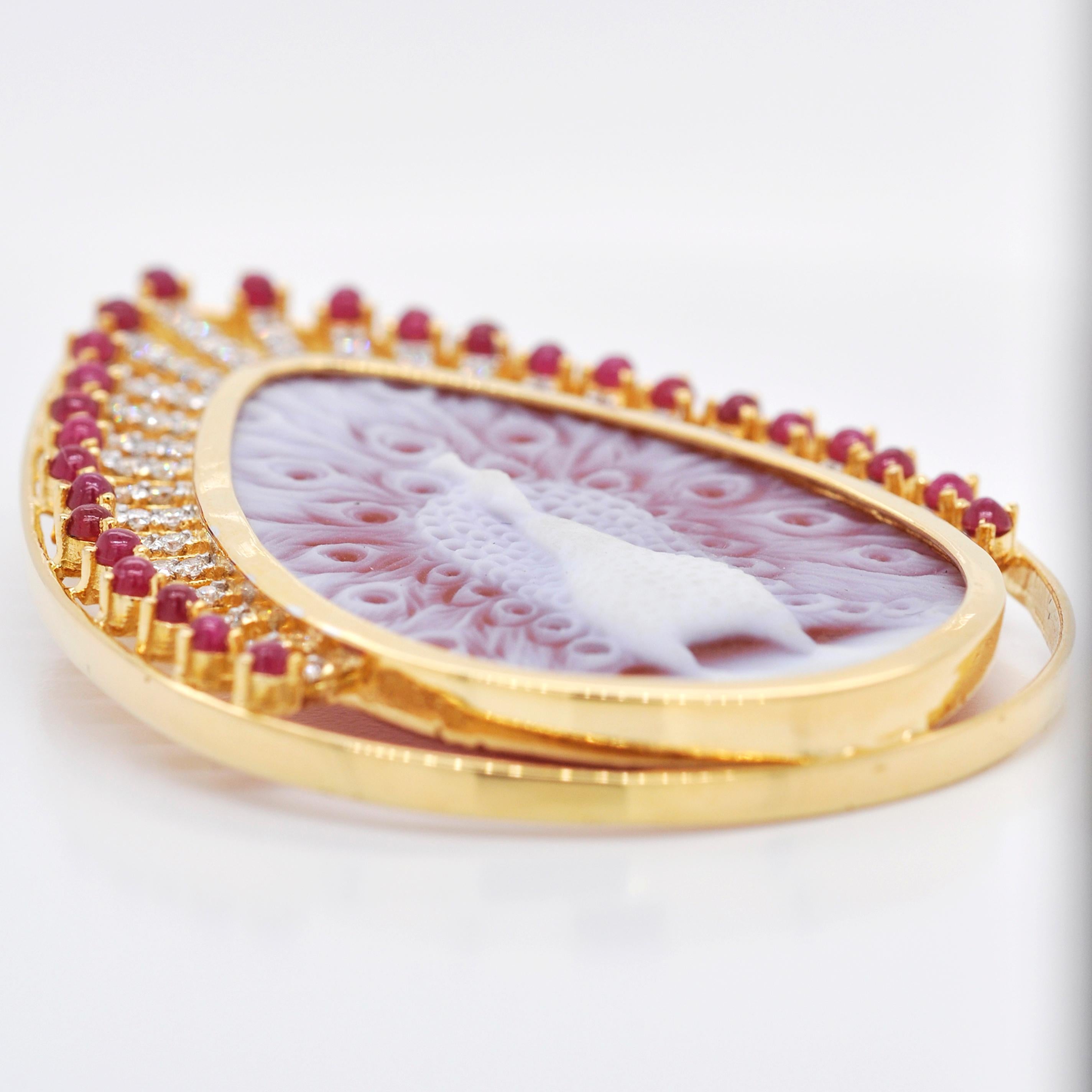 Broche pendentif camée paon en or 18 carats, rubis et diamants Pour femmes en vente