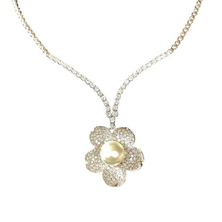 Timeless fine White Gold necklace, with a central South Sea White Peal (13mm diameter) and Diamonds ct. 5.20, Made in Italy by Roberto Casarin. 

A classic yet timeless design enhanced by precious diamonds and, at the center of the elegant flower