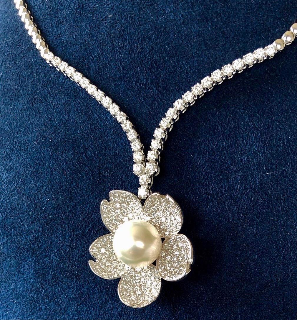 Brilliant Cut 18 Karat Gold Pearl and Diamonds Necklace For Sale