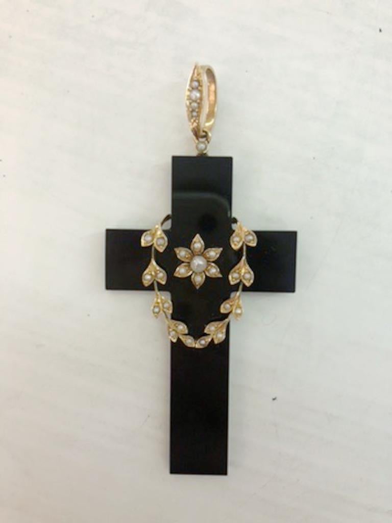 Pendentif italien en forme de croix en onyx avec harnais en or 18 carats et perles / Fabriqué en Italie 1870s-1890s