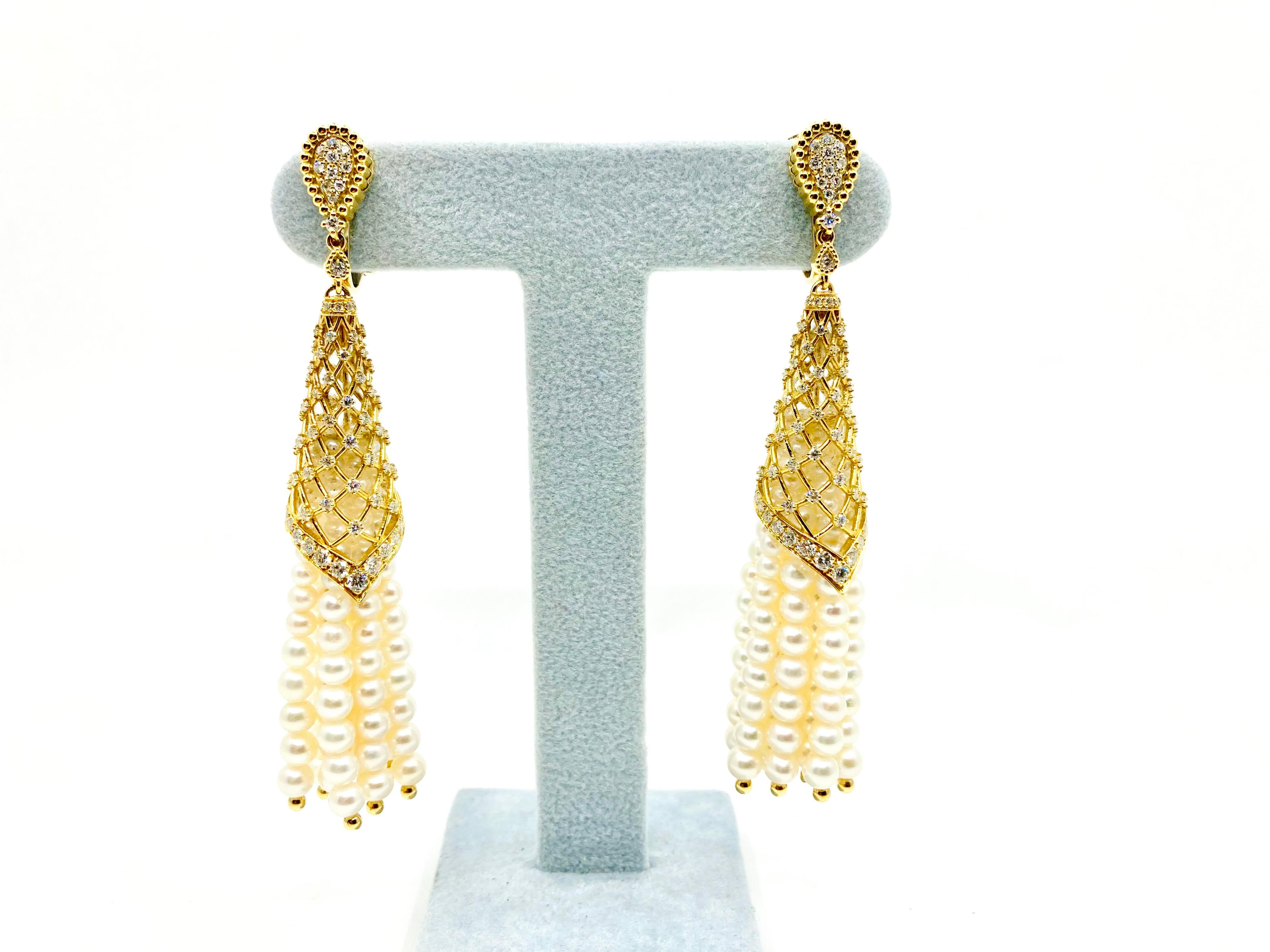 Timeless fine Yellow Gold earrings, with Pearls and Diamonds ct. 2.08, Made in Italy by Roberto Casarin. 

Inspired by the sea and its heritage, this fine earrings embrace a concept natural concept with a remarkable elegant timeless design, two main