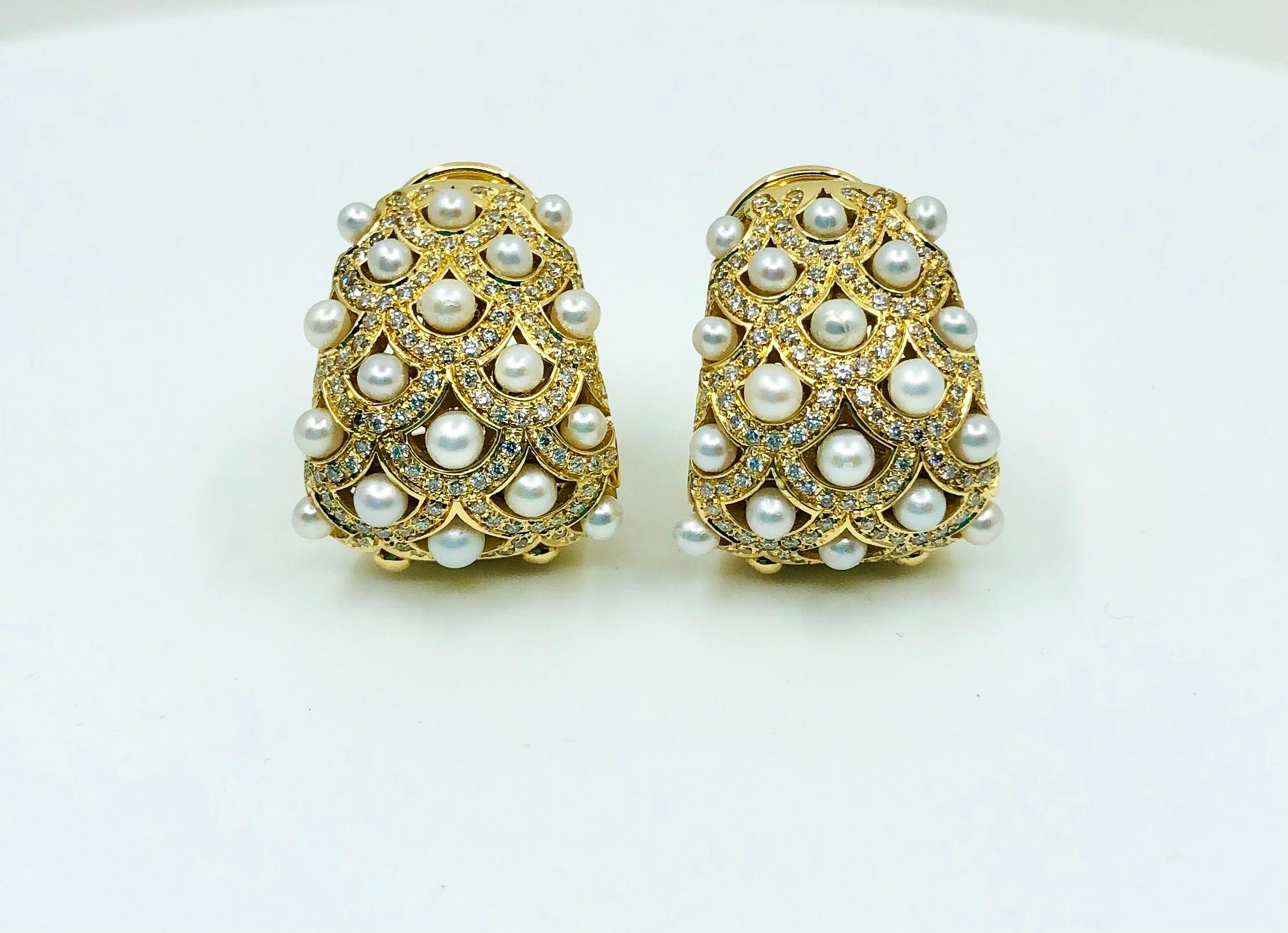 18 Karat Gold Pearls and Diamonds Earrings For Sale 1