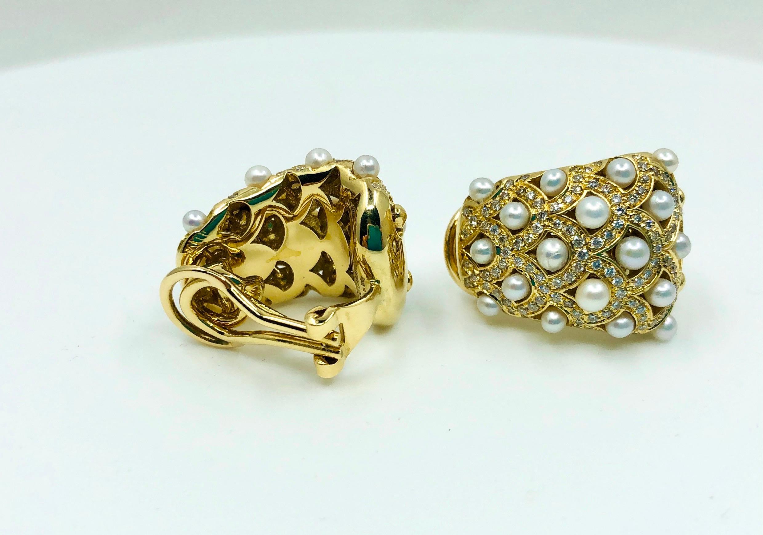18 Karat Gold Pearls and Diamonds Earrings For Sale 2