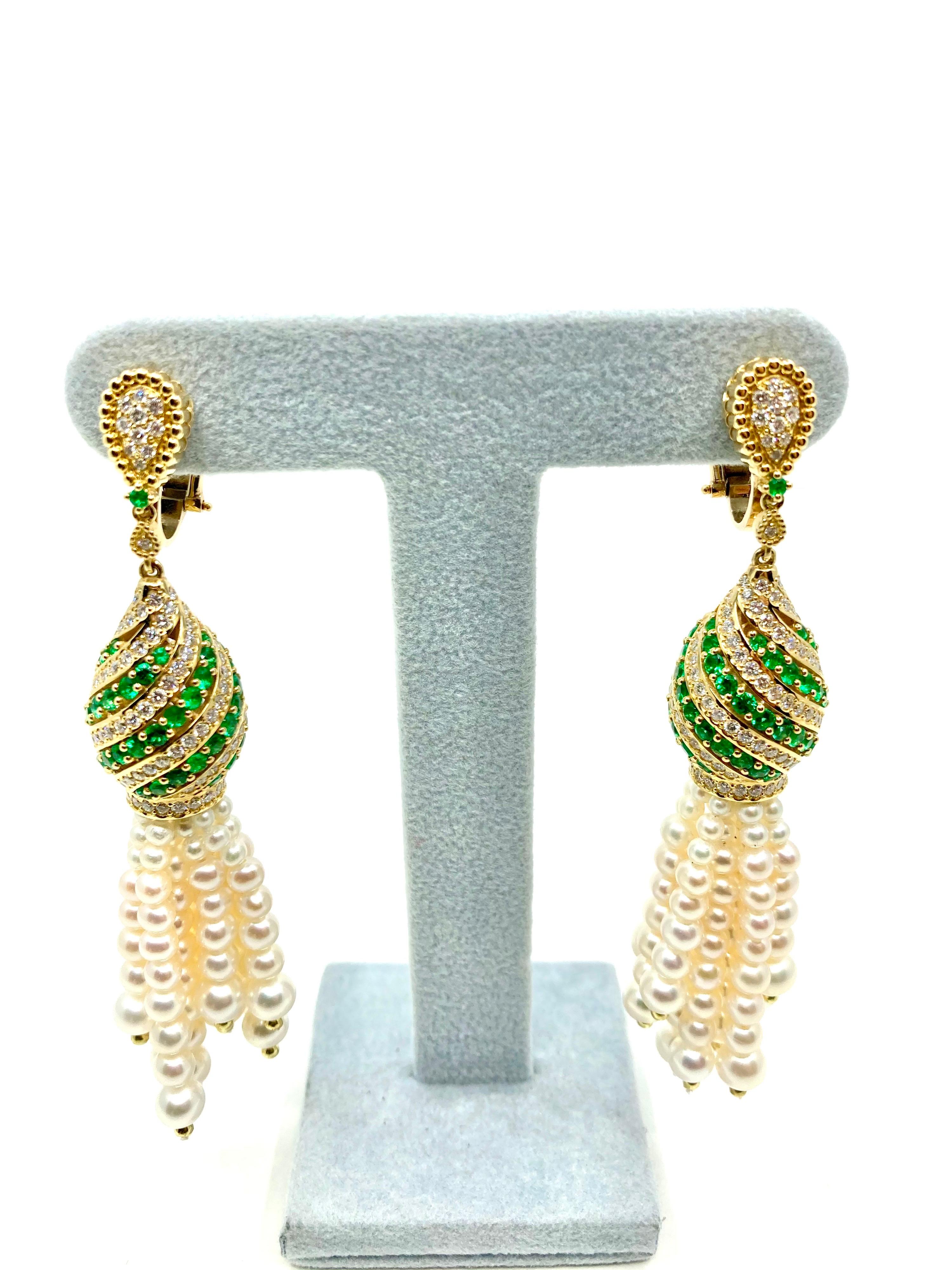 Timeless elegant Yellow Gold earrings, with Pearls, Emeralds ct. 2.85 and Diamonds ct. 2.24, Made in Italy by Roberto Casarin. 

The beauty of Pearls blending with the elegance of Emeralds, a timeless fine Italian design completed by Diamond in a