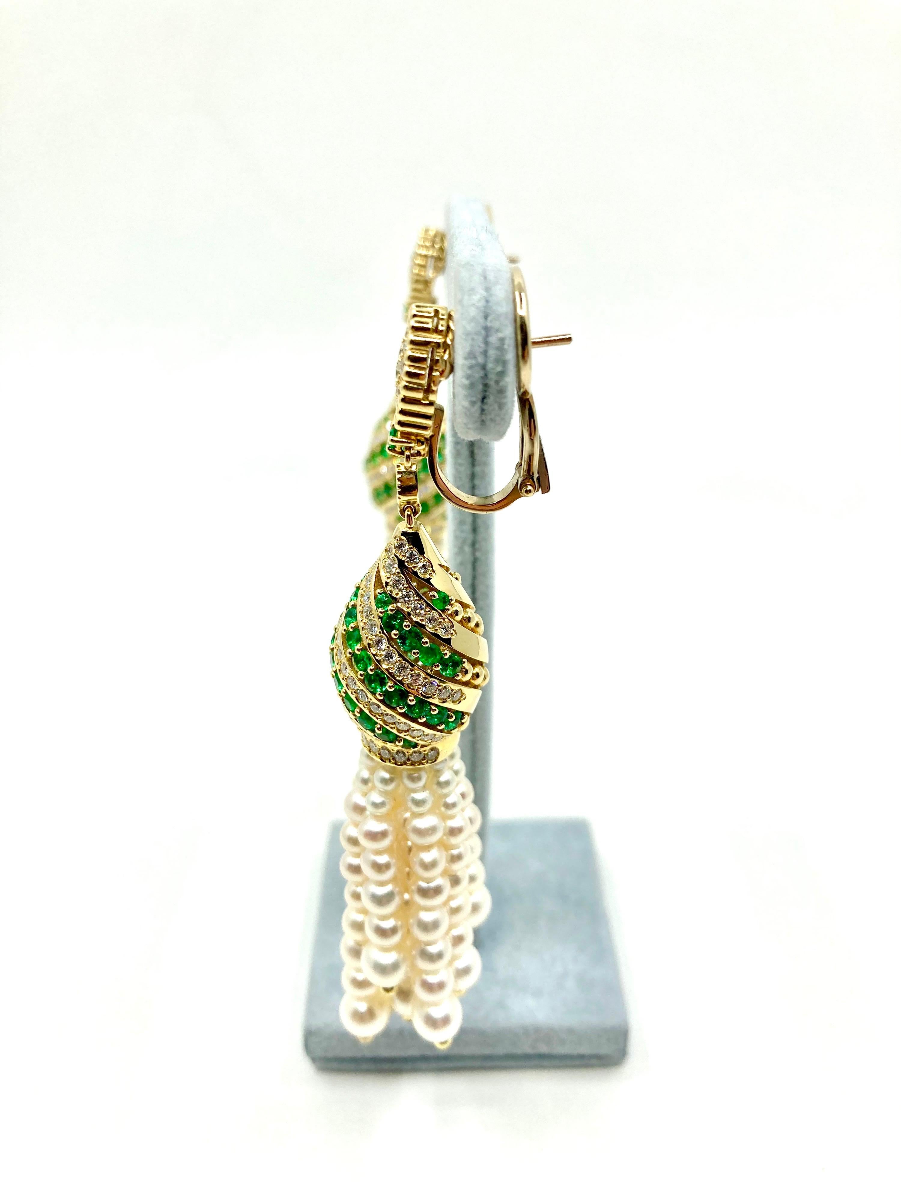 18 Karat Gold Pearls, Emeralds and Diamonds Earrings In New Condition For Sale In Valenza, IT