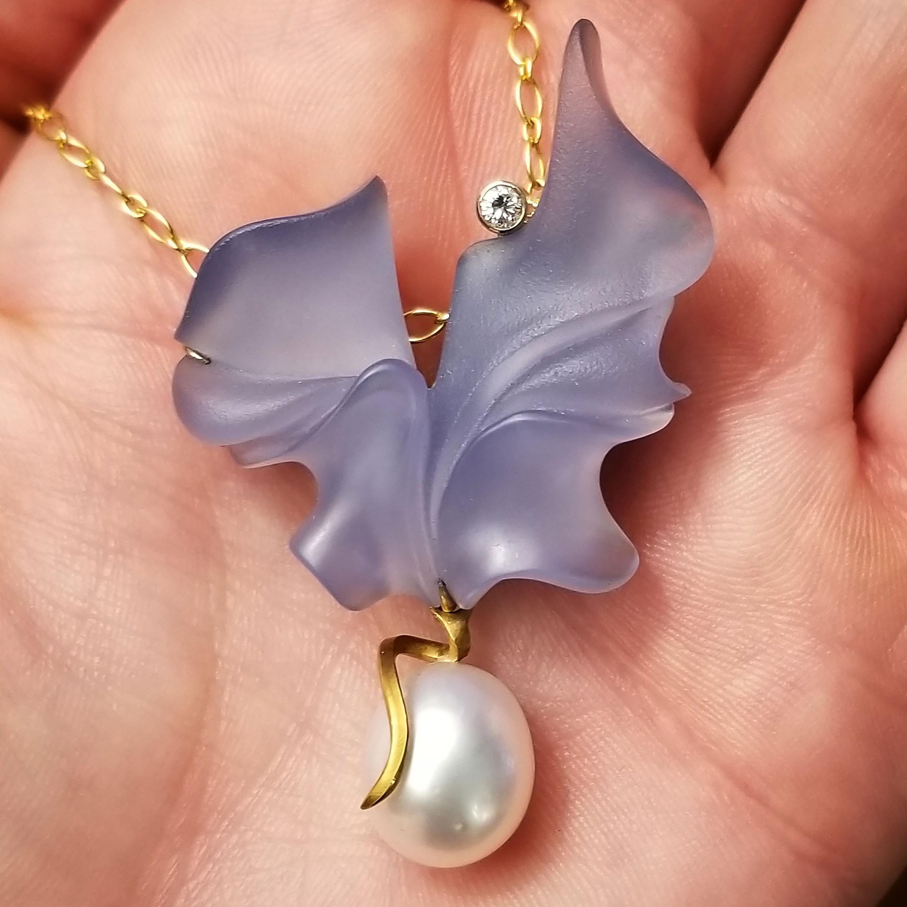 This piece is an elegant and wearable sculpture, bound to amaze all who see it in person.

The sensuous lines of this chalcedony carving by Steve Walters are the focus of this 18kt gold pendant, enhancer, and brooch. The balance and deftness with