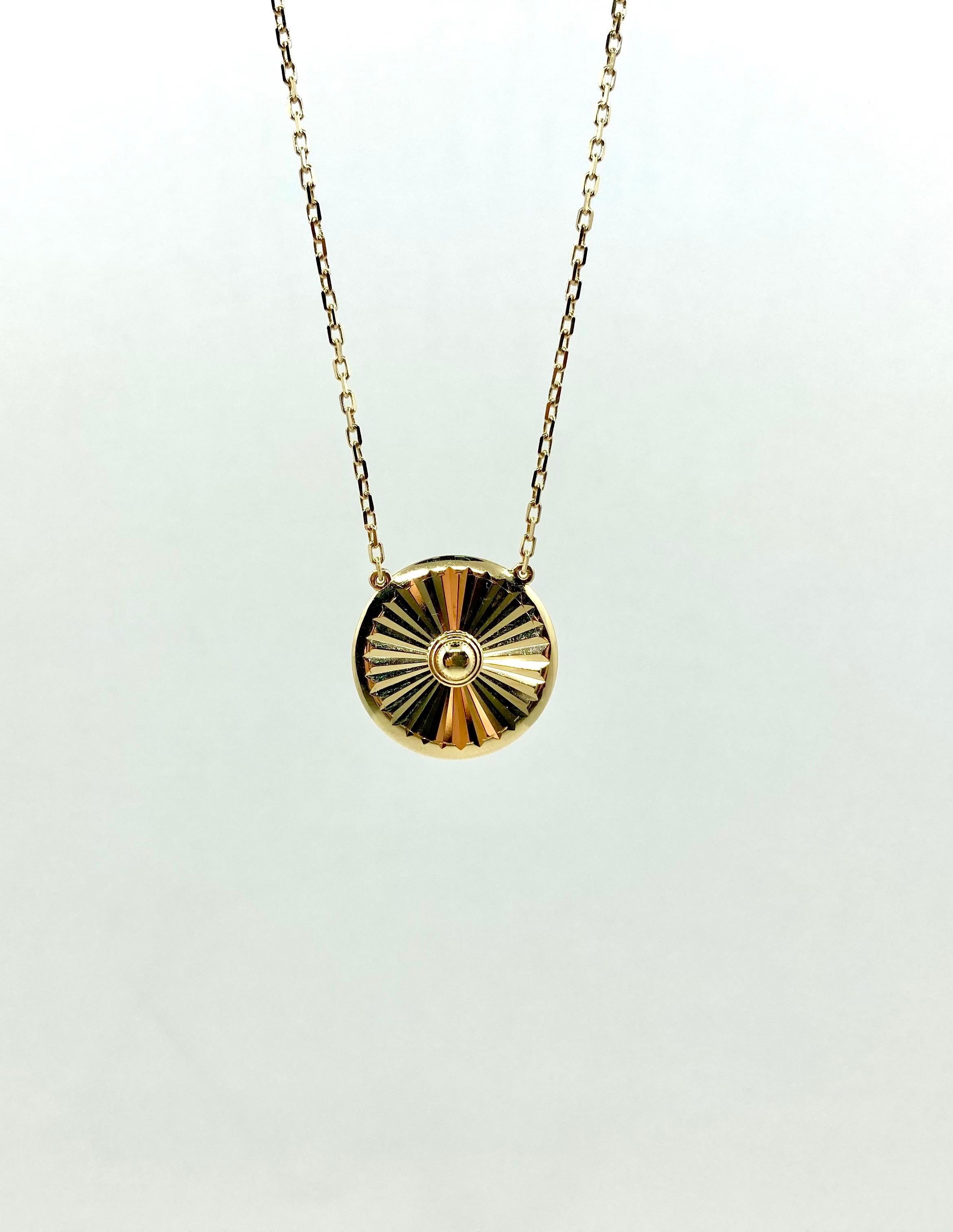 Modern elegant Yellow Gold pendant, large size, Made in Italy by Roberto Casarin. 

A distinct stunning geometry enclosed in a simple yet elegant design. It will add a modern elegant touch to any look and outfit. The fitting is adjustable, thank to
