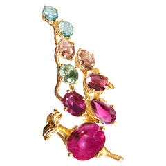 Collana con ciondolo di zaffiri in oro a diciotto carati con rubini rosa e granati