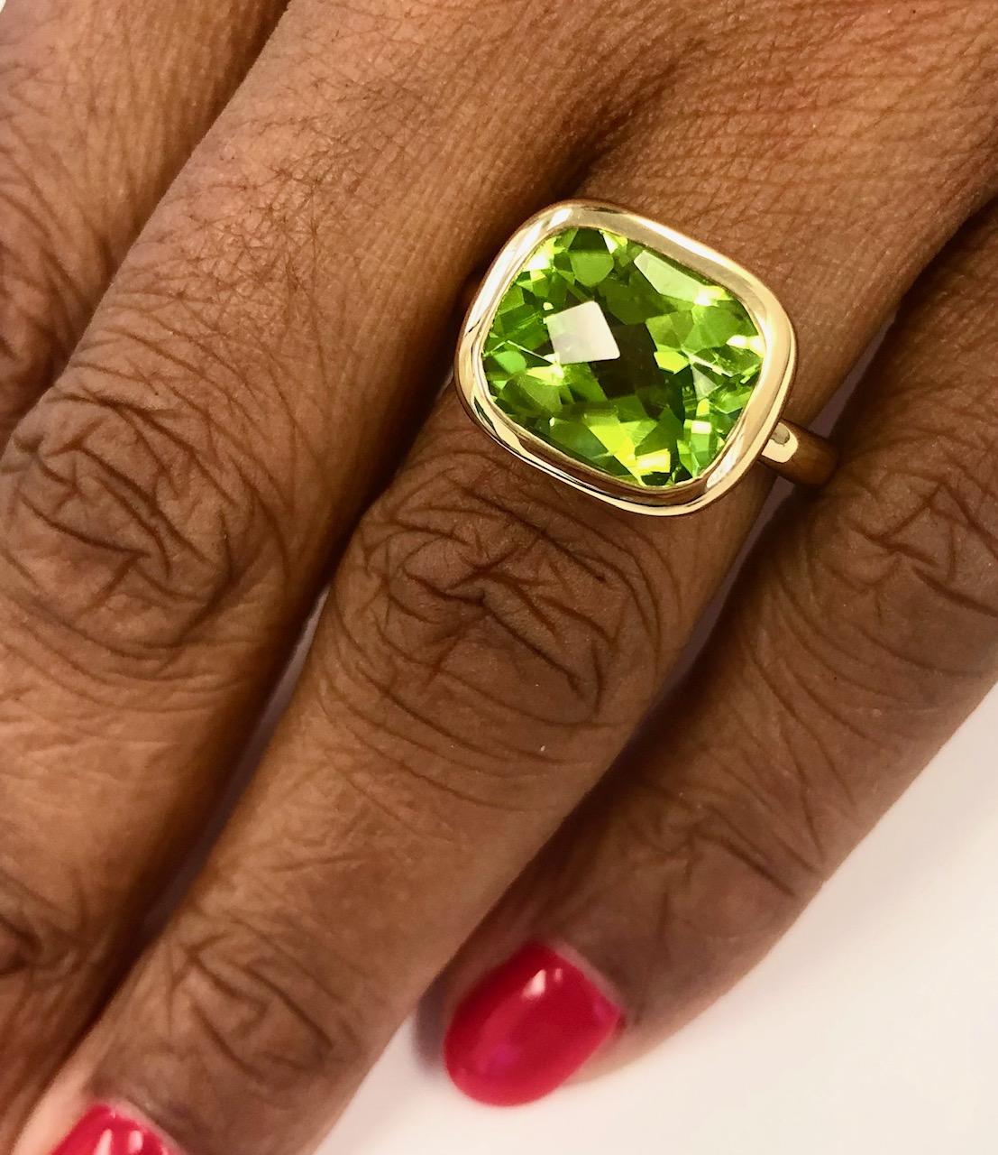 18 Karat Gold Peridot Ring In New Condition For Sale In New York, NY