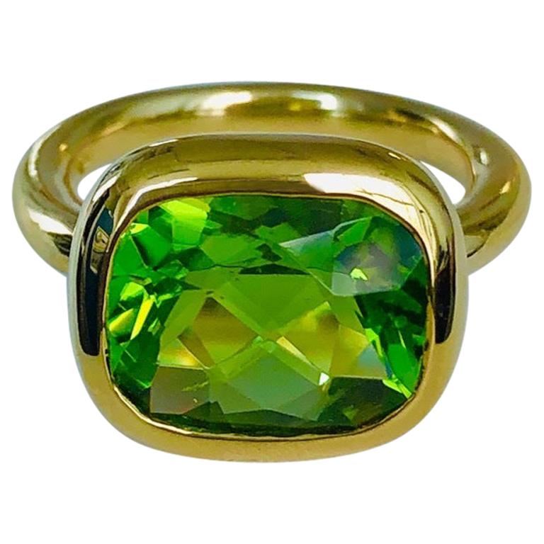 18 Karat Gold Peridot Ring For Sale