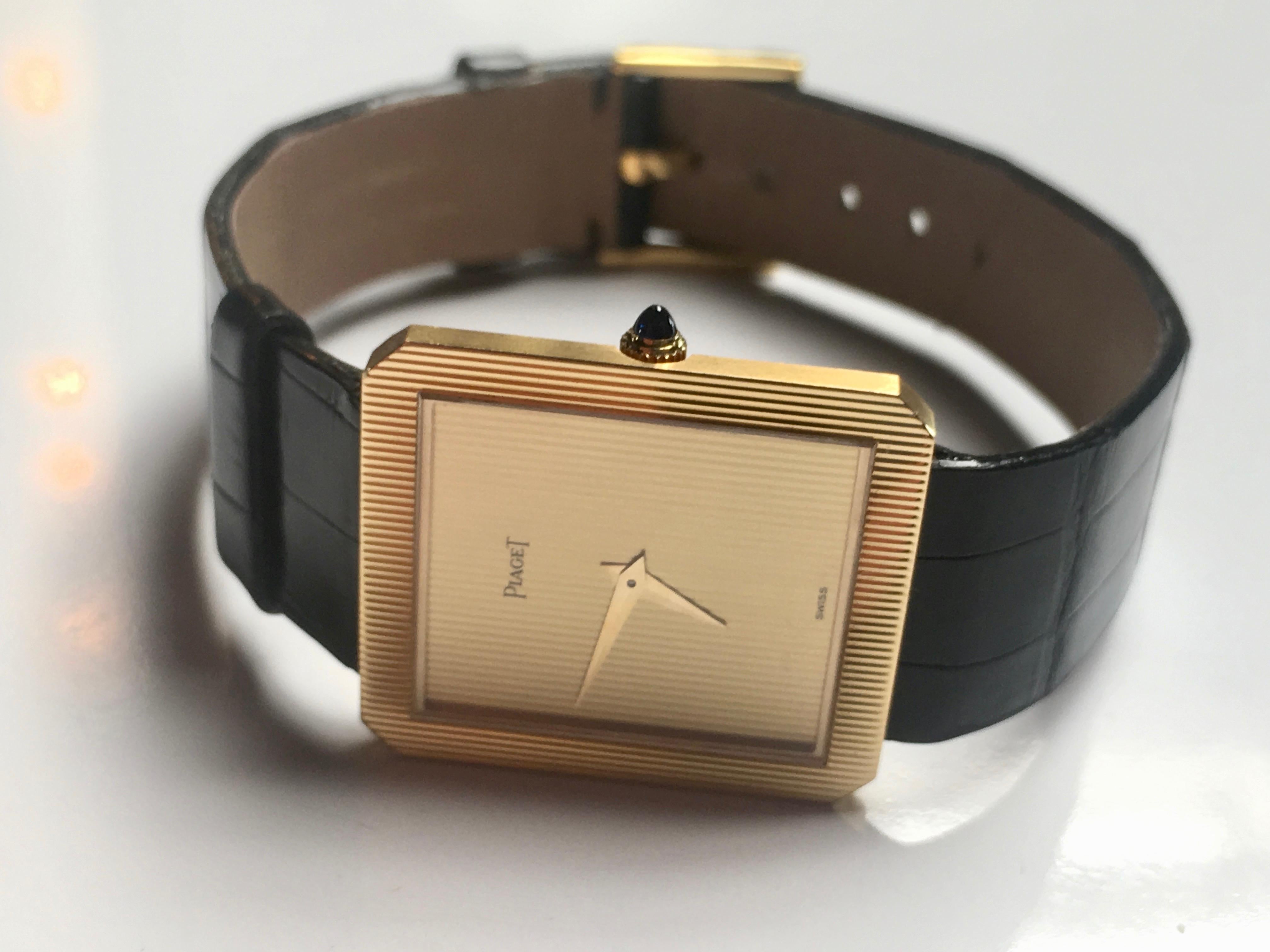 18K yellow gold Piaget Protocole watch circa 1984. 20mm gold case. Black dial with gold hands. Original Piaget crocodile strap, with embossed logo. 18K yellow gold buckle. Mechanical hand winding movement. Sapphire crystal glass. Model number 9154
