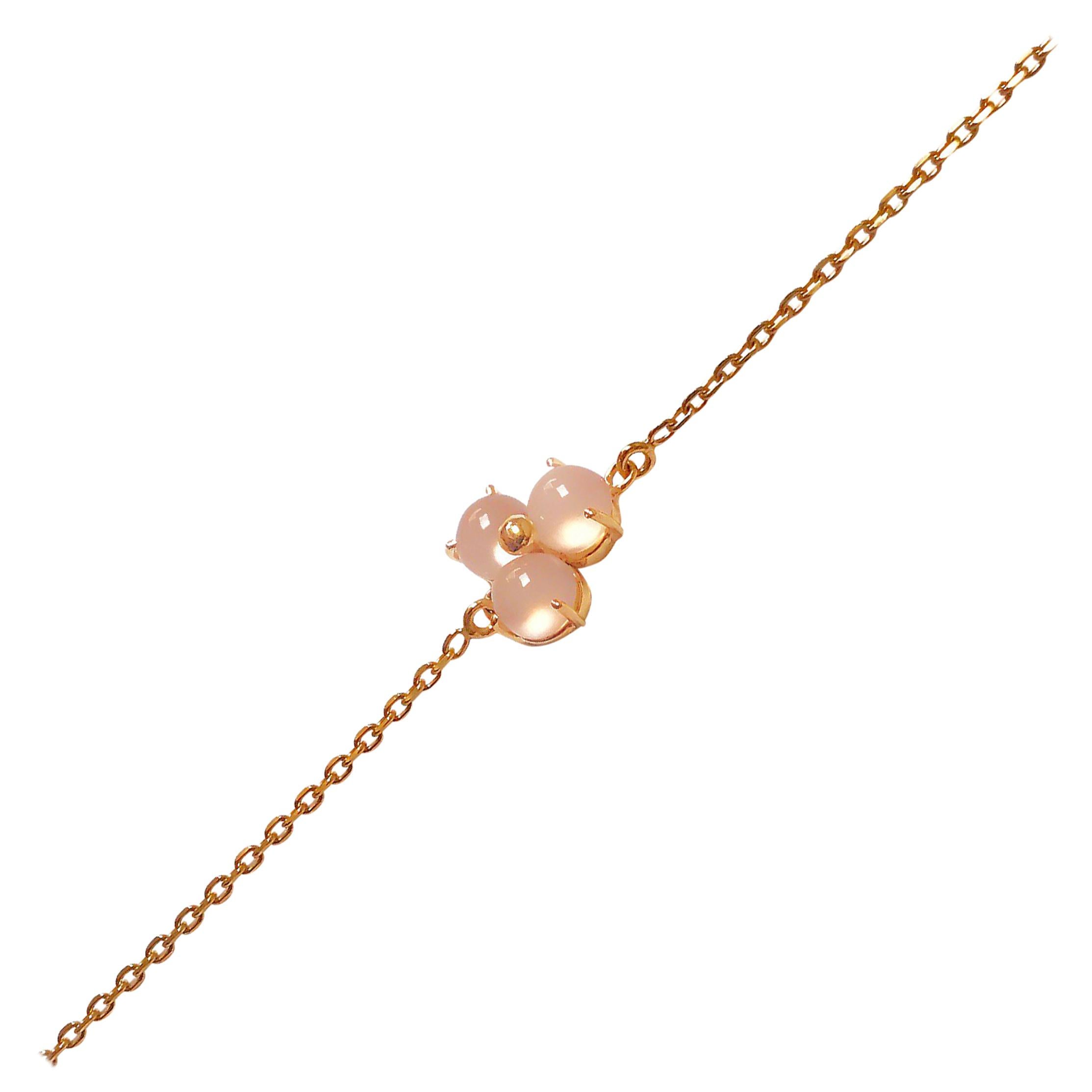 Handmade bracelet with solid yellow gold and pink cabochon cut chalcedony stones.
This bracelet makes a beautiful gift for many different occasions.
Hallmark: London Goldsmiths' Company - Assay Office