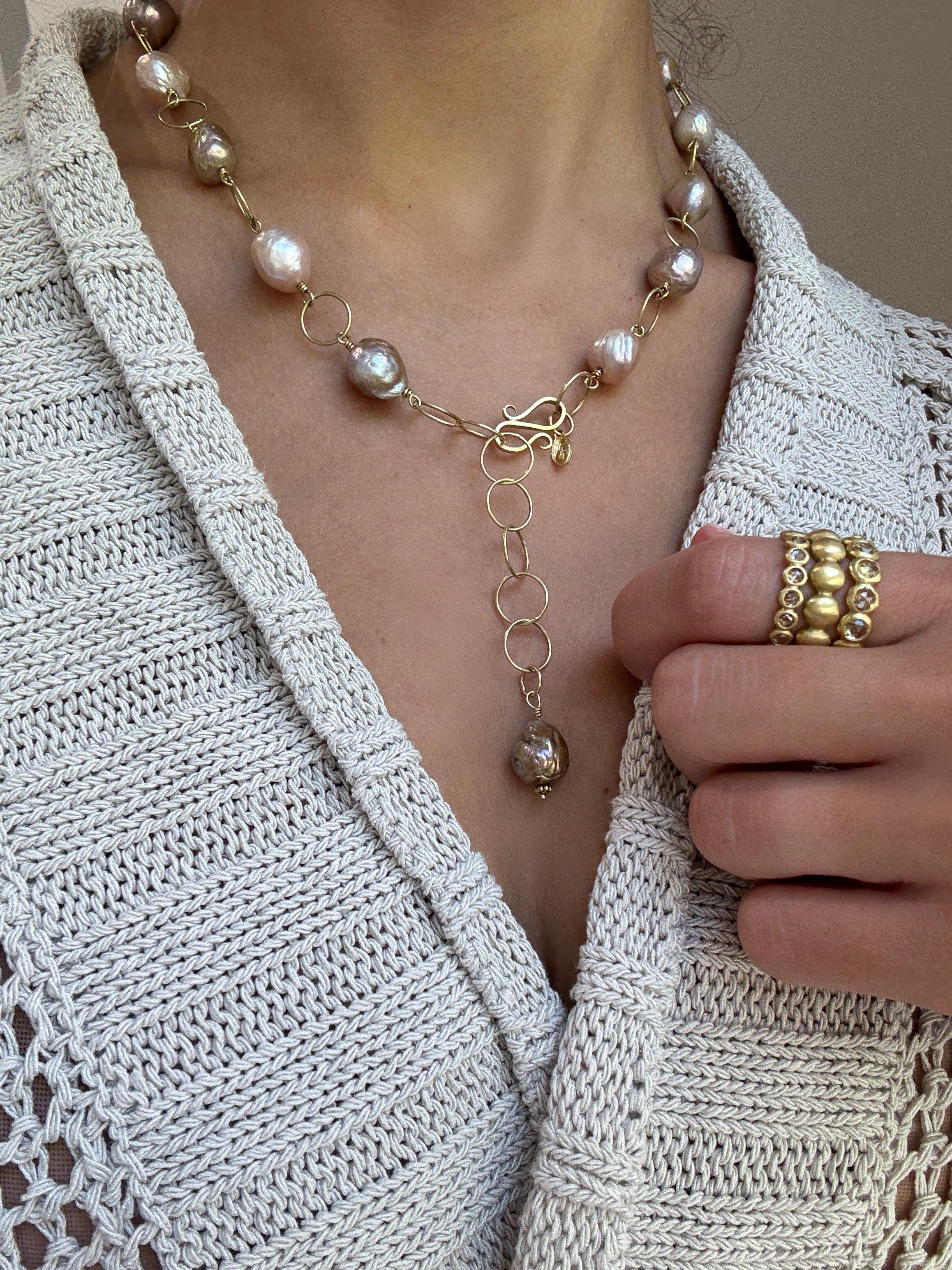 Contemporain Collier en or 18 carats avec perles d'eau douce roses en vente