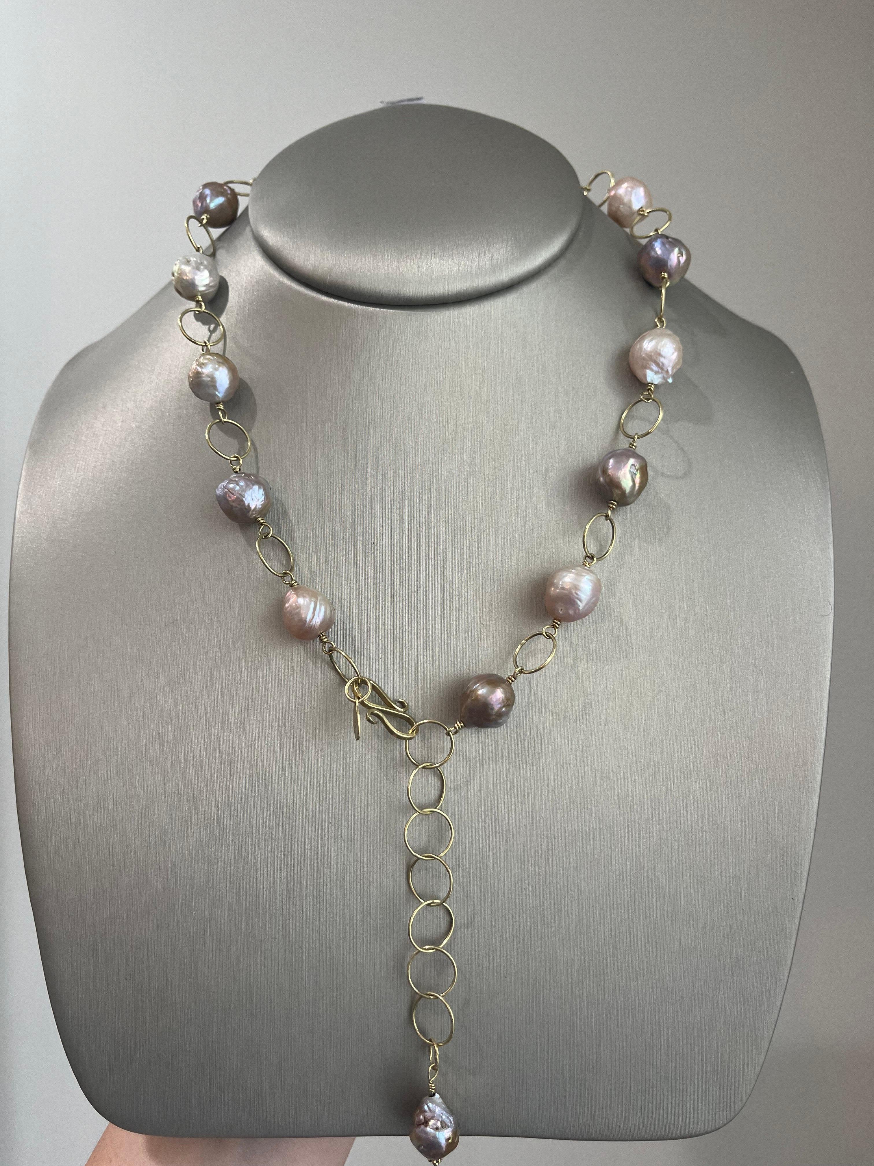Non taillé Collier en or 18 carats avec perles d'eau douce roses en vente