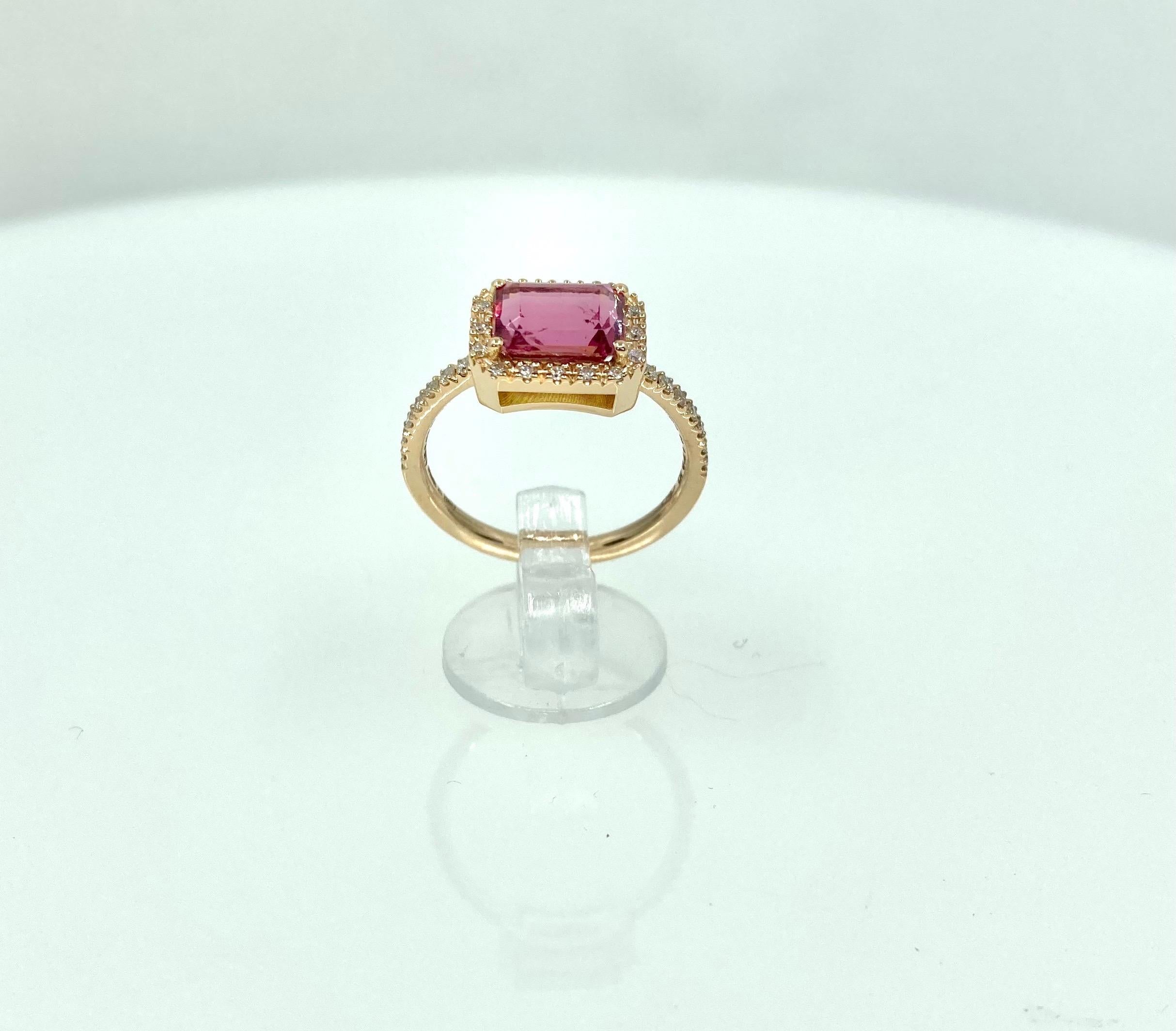 Timeless Rose Gold ring, with a central pink Tourmaline ct. 1.92 and Diamonds ct. 0.21, handmade in Italy by Roberto Casarin.

An elegant colourful ring, stylish and perfect on any attire. The warm color of the central Tourmaline and the rose gold